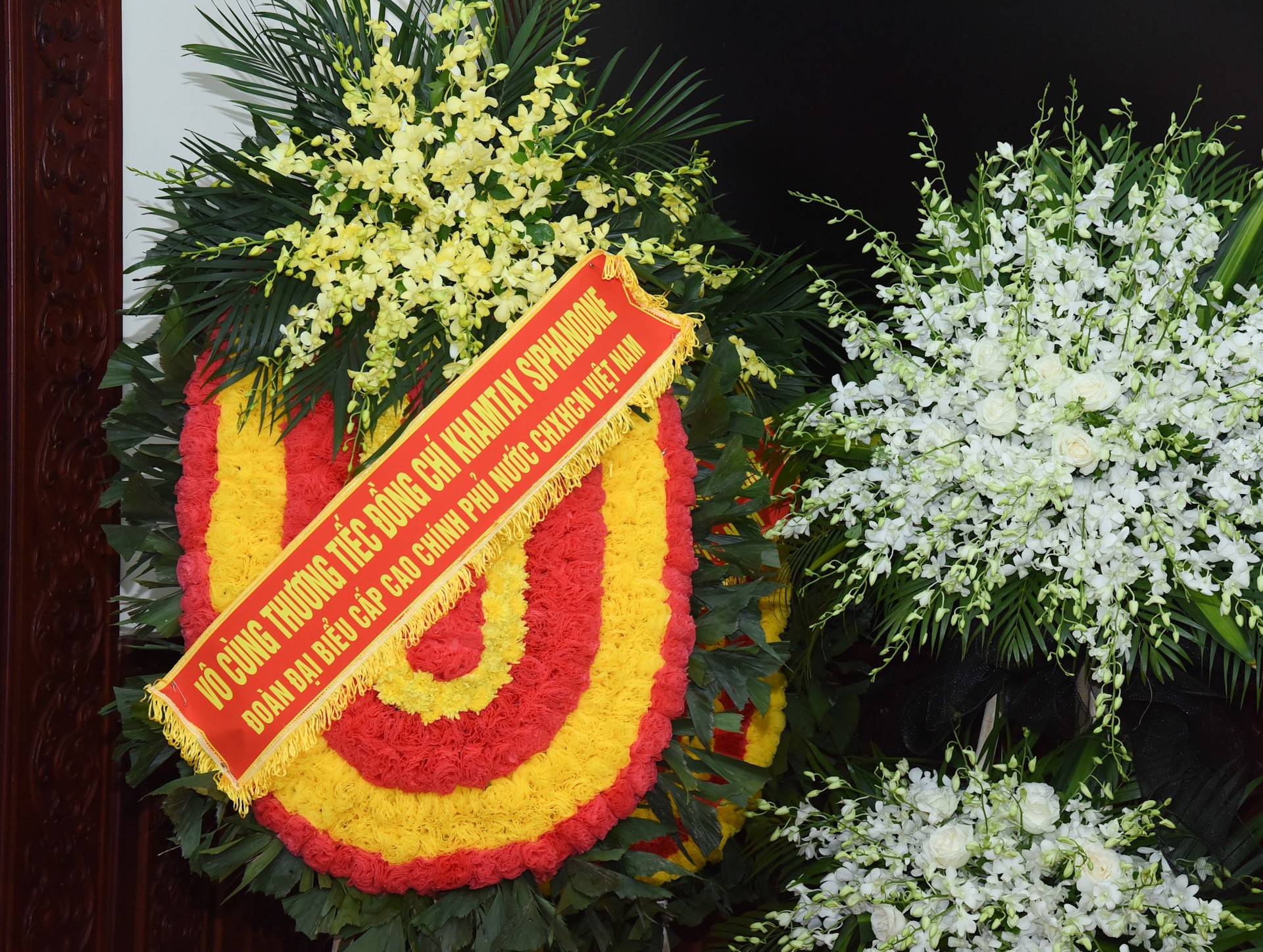 La ofrenda floral de la delegación del Gobierno vietnamita lleva la frase “Infinito pesar por el compañero Khamtay Siphandone”. La ofrenda floral de la delegación del Gobierno vietnamita lleva la frase “Infinito pesar por el compañero Khamtay Siphandone”.