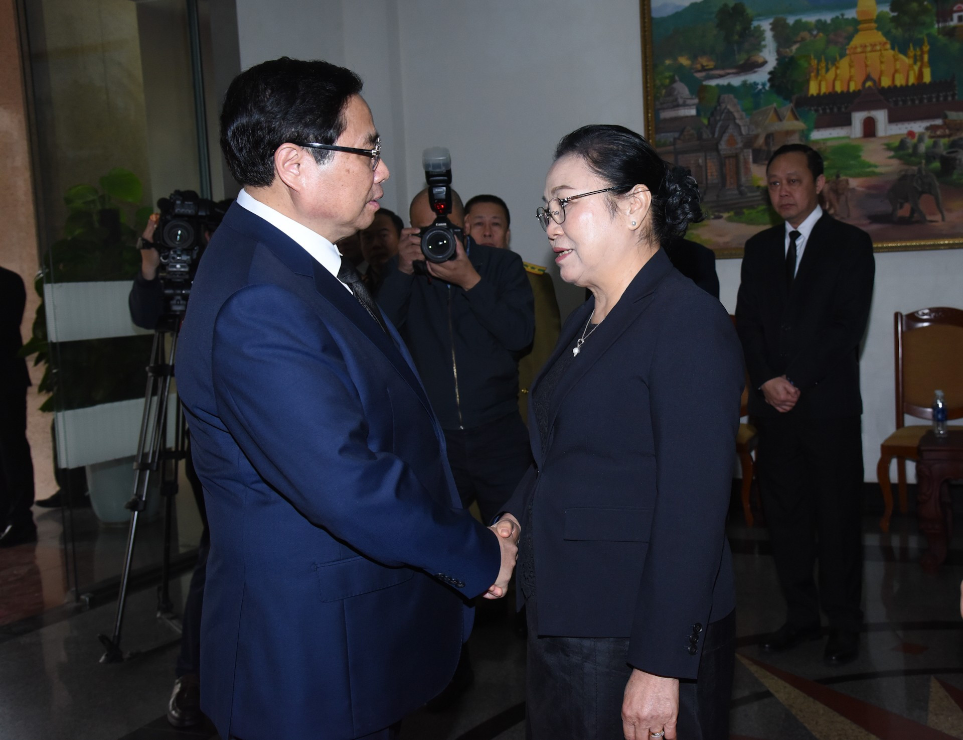 El jefe de Gobierno ofrece consuelo a la embajadora de Laos en Vietnam, Khamphao Ernthavanh. El jefe de Gobierno ofrece consuelo a la embajadora de Laos en Vietnam, Khamphao Ernthavanh.