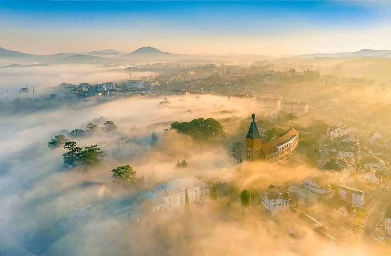 La fotografía “Niebla temprana” del autor Le Nguyen Huy obtiene el segundo premio.