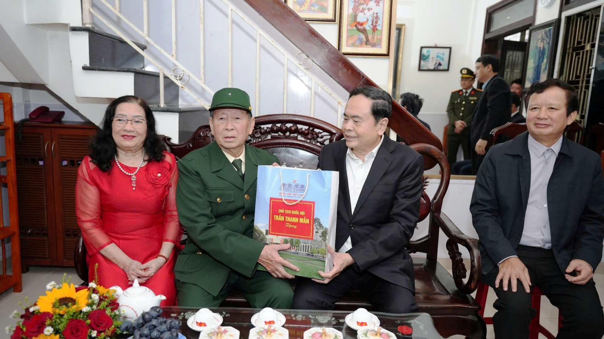 Thanh Man entrega un regalo de tributo al exsoldado Nguyen Viet Dao.