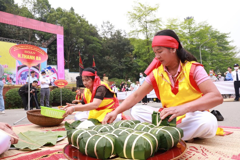 Compitieron 13 equipos de tres personas en representación de otras tantas localidades de Phu Tho. Tuvieron 10 minutos para envolver 10 “banh chung”, un pastel de forma cuadrada que según la leyenda simboliza la tierra. Compitieron 13 equipos de tres personas en representación de otras tantas localidades de Phu Tho. Tuvieron 10 minutos para envolver 10 “banh chung”, un pastel de forma cuadrada que según la leyenda simboliza la tierra.