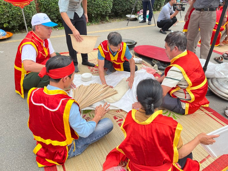 Cada equipo debía cocinar a vapor cinco kilogramos de arroz glutinoso en 30 minutos, macerarlo y amoldarlo en 10 “banh day” en 15 minutos. Cada equipo debía cocinar a vapor cinco kilogramos de arroz glutinoso en 30 minutos, macerarlo y amoldarlo en 10 “banh day” en 15 minutos.