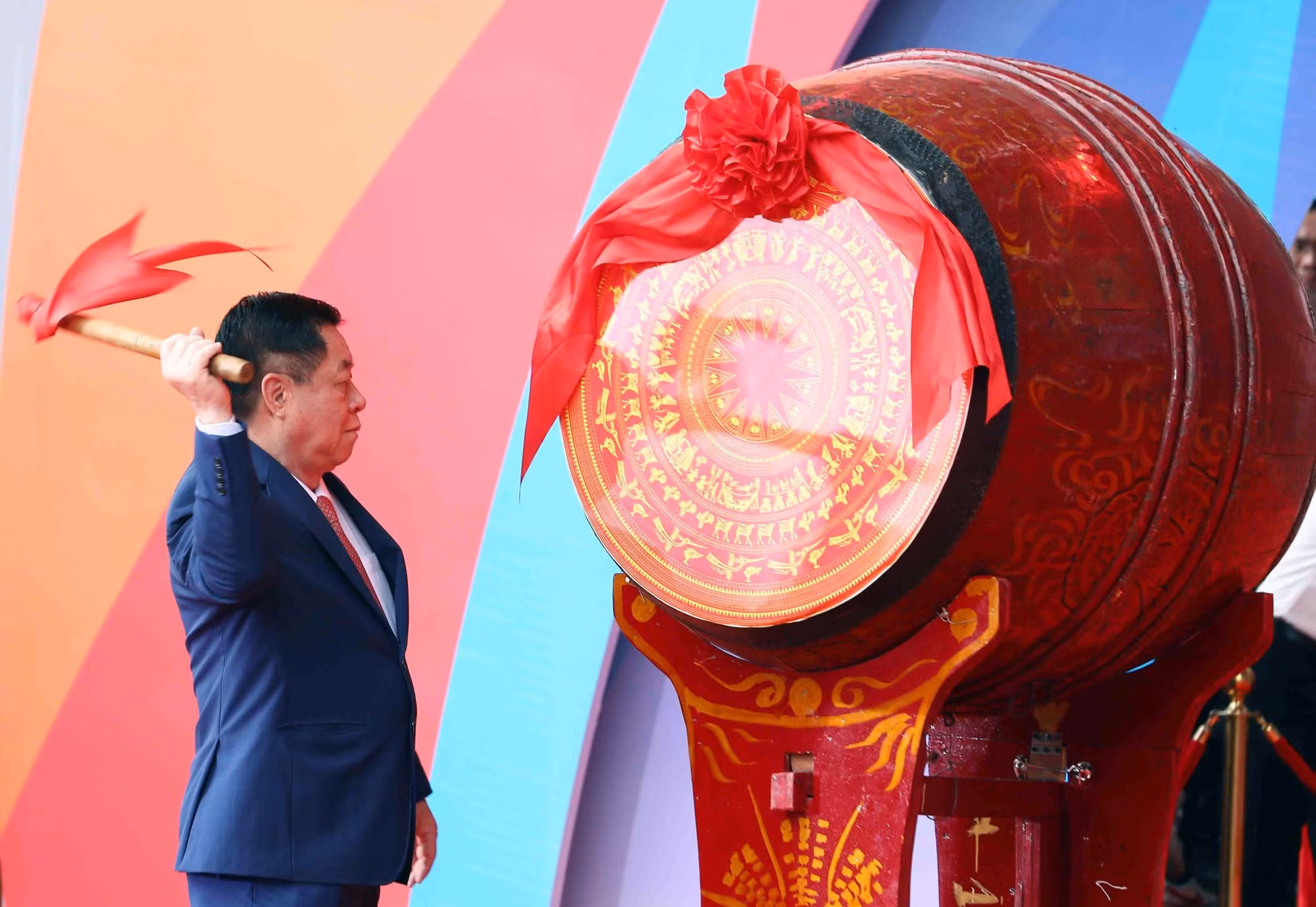 El jefe de la Comisión de Comunicación y Educación del Comité Central del PCV, Nguyen Trong Nghia, toca el tambor para inaugurar el festival.