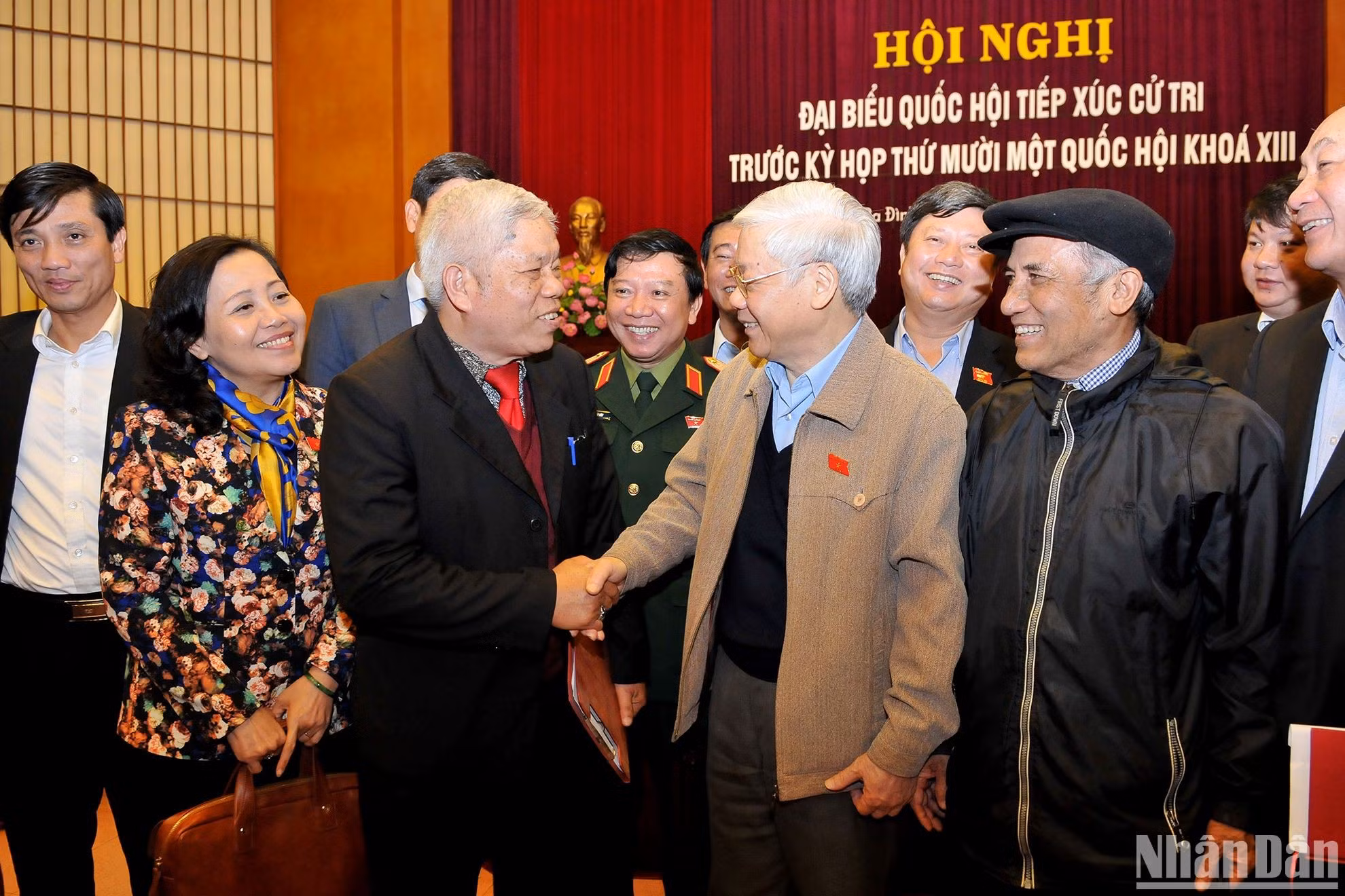 El secretario general Nguyen Phu Trong y votantes de Hanói.