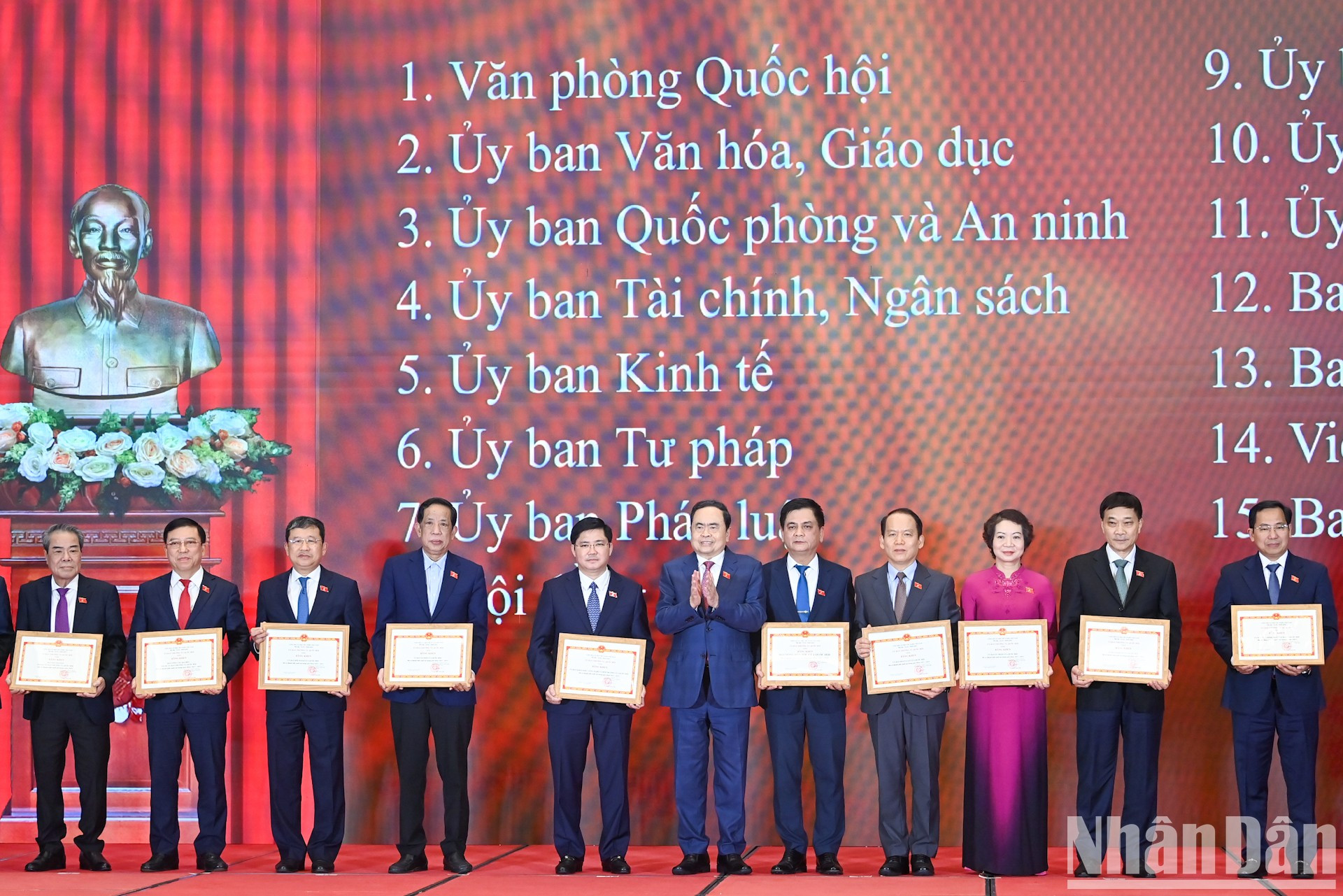 El presidente del Parlamento vietnamita, Tran Thanh Man, otorga certificados de mérito del Comité Permanente a los grupos. El presidente del Parlamento vietnamita, Tran Thanh Man, otorga certificados de mérito del Comité Permanente a los grupos.