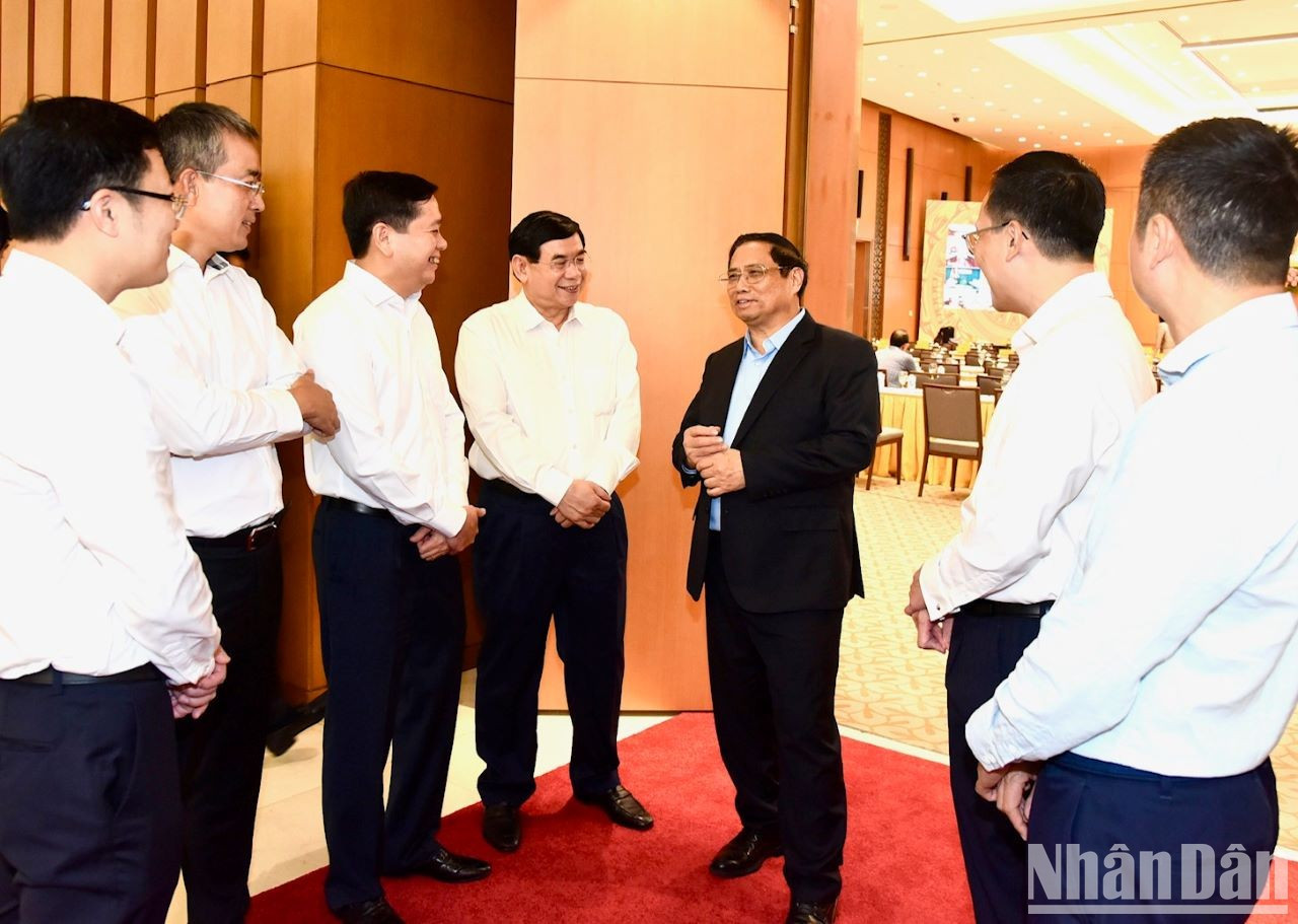 El jefe de Gobierno vietnamita y los delegados intercambian opiniones durante el receso.