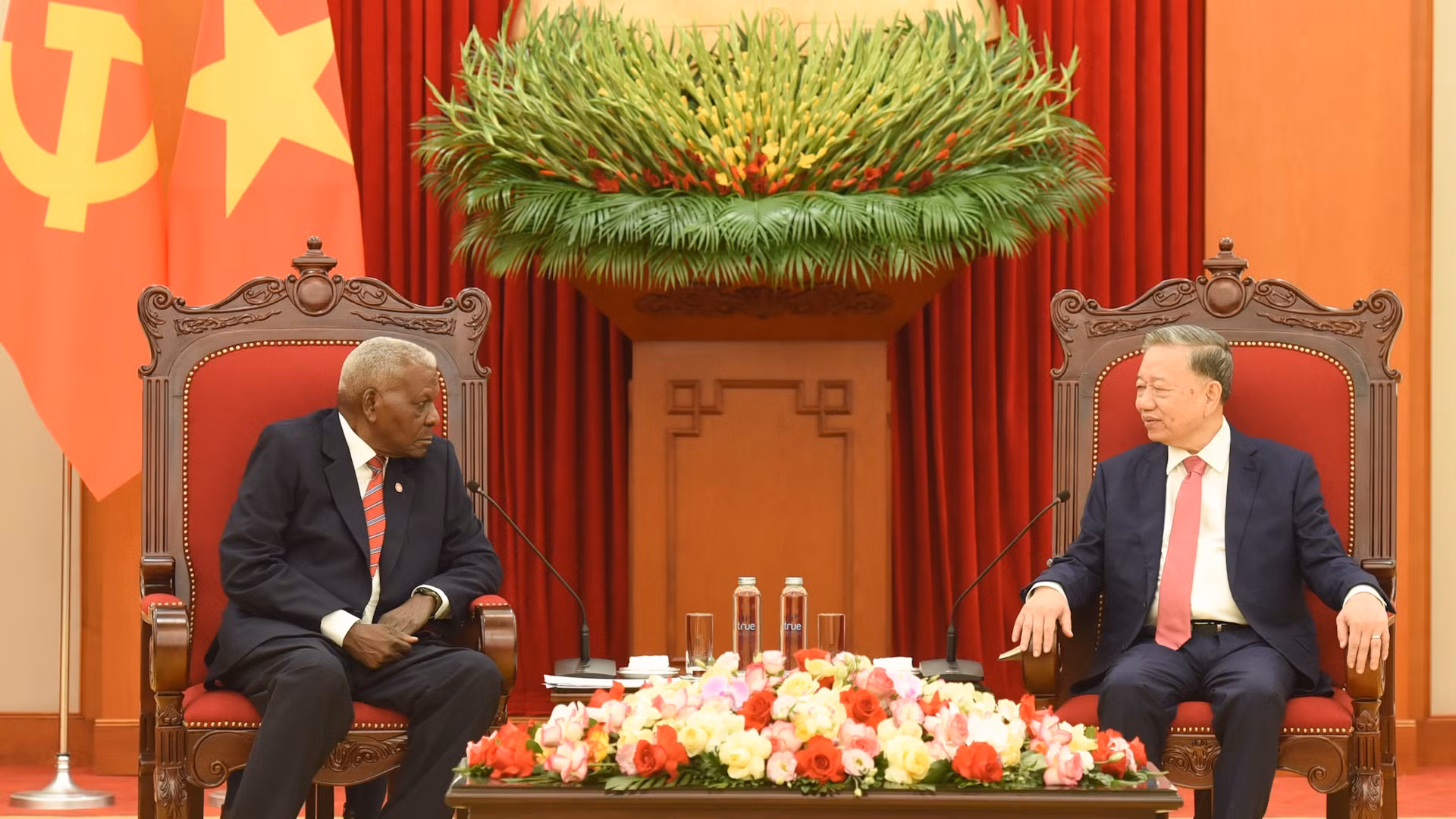 [Foto] Máximo dirigente partidista vietnamita recibe a presidente de Asamblea Nacional de Cuba