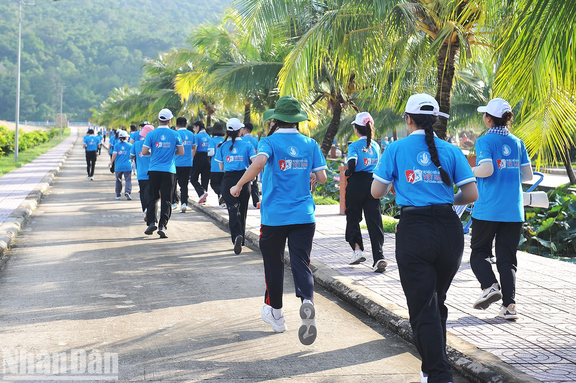 Los atletas cruzan los caminos verdes en la isla de Tho Chau. Los atletas cruzan los caminos verdes en la isla de Tho Chau.