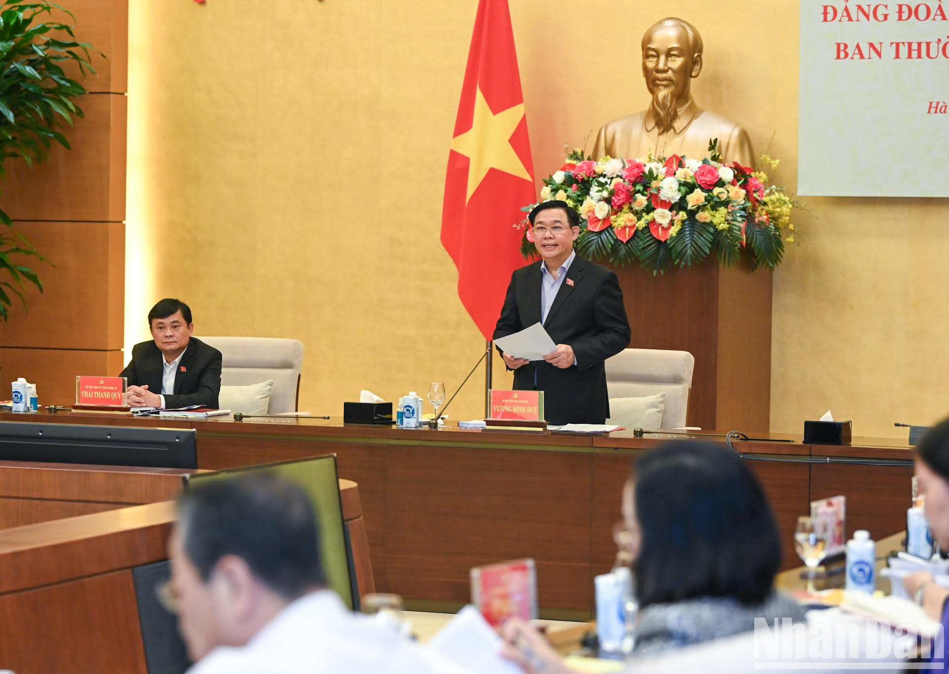 El máximo dirigente legislativo vietnamita pronuncia un discurso de clausura.