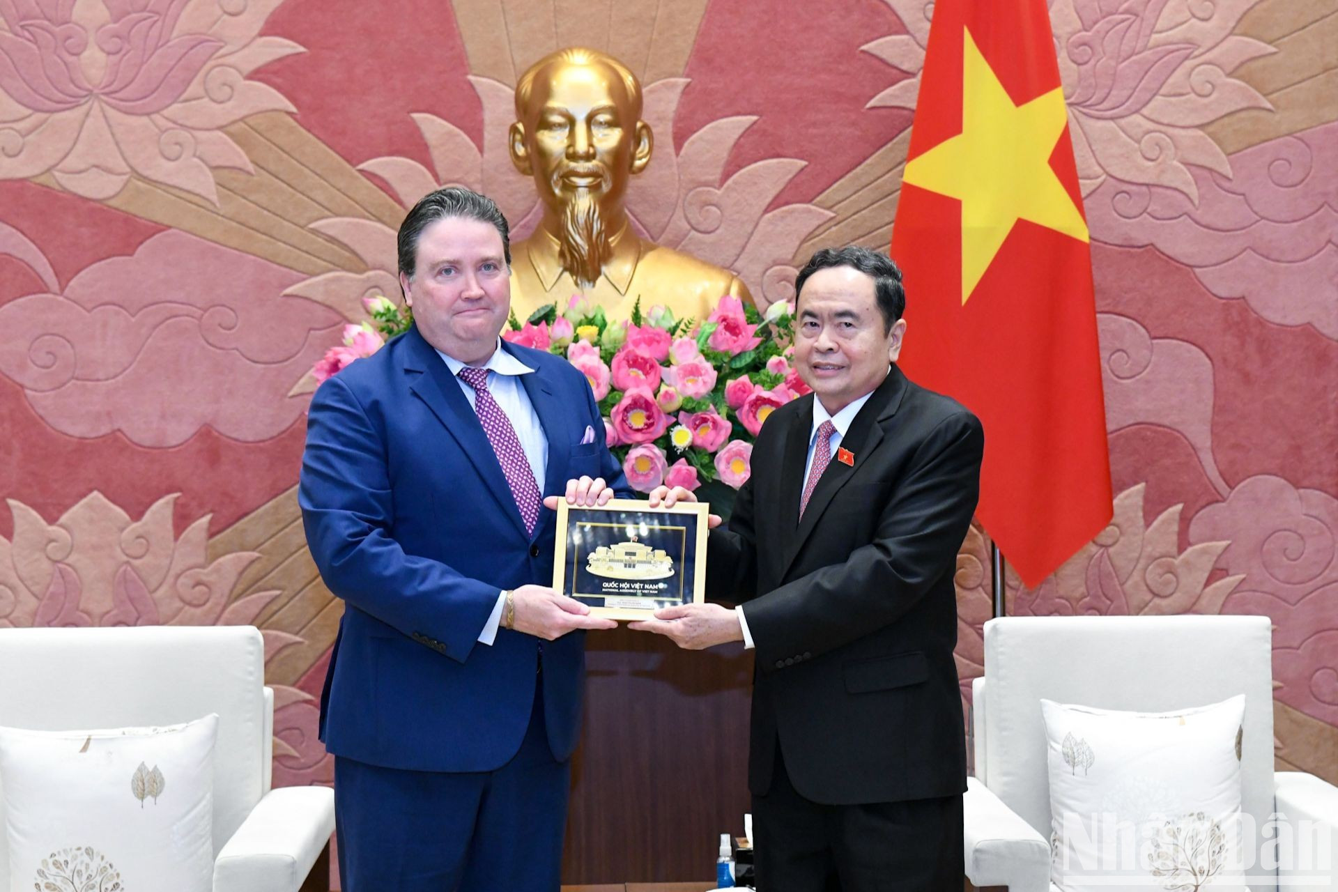 Thanh Man entrega un regalo al embajador de Estados Unidos en Vietnam, Marc Knapper. Thanh Man entrega un regalo al embajador de Estados Unidos en Vietnam, Marc Knapper.