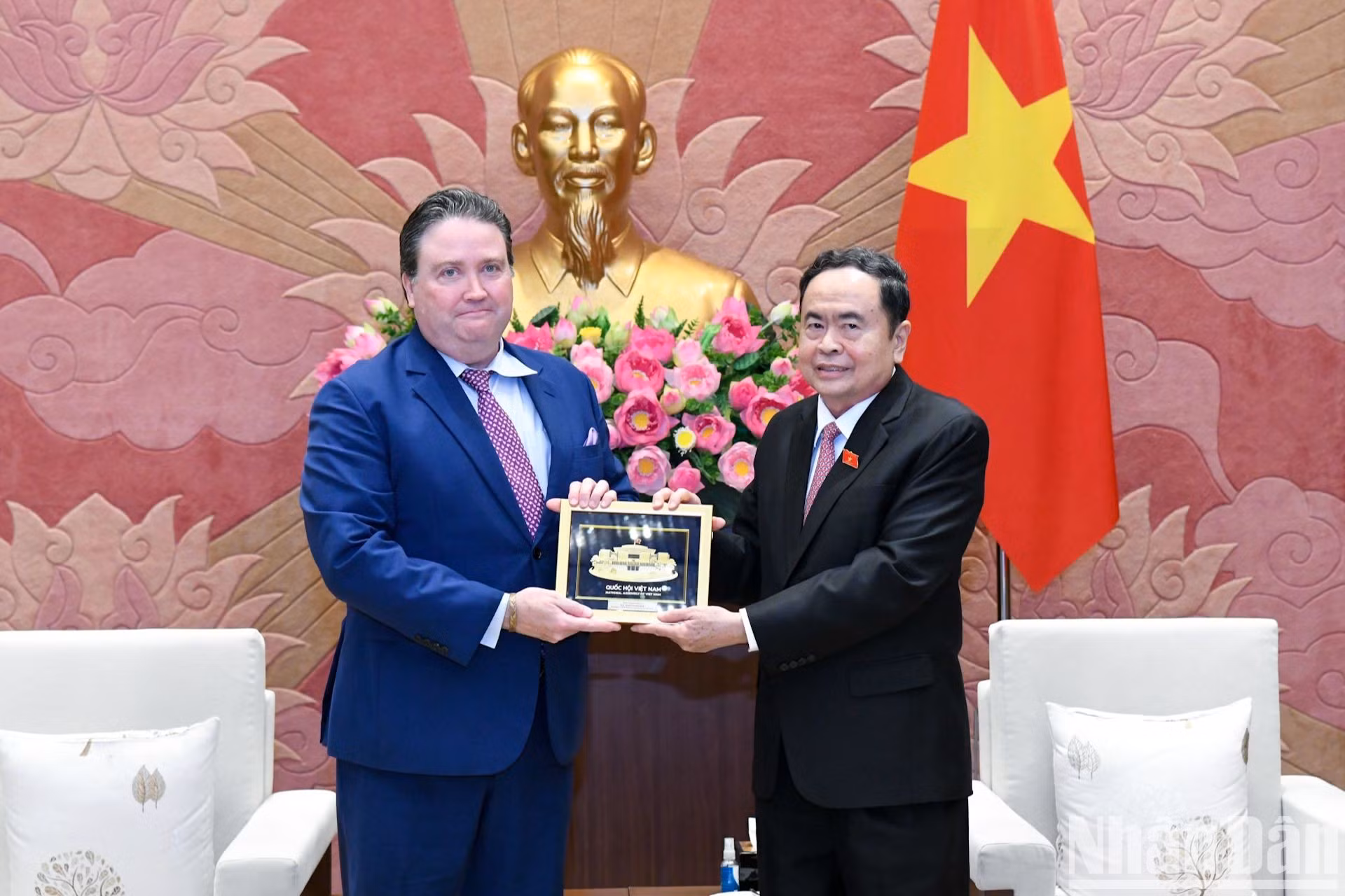 Thanh Man entrega un regalo al embajador de Estados Unidos en Vietnam, Marc Knapper.