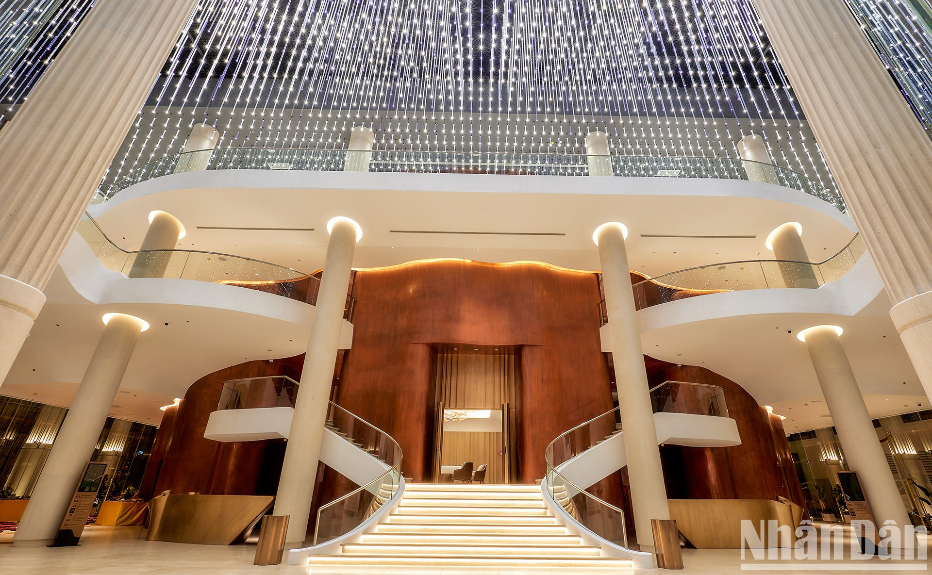 El Teatro Ho Guom impresiona por su estilo arquitectónico neoclásico.