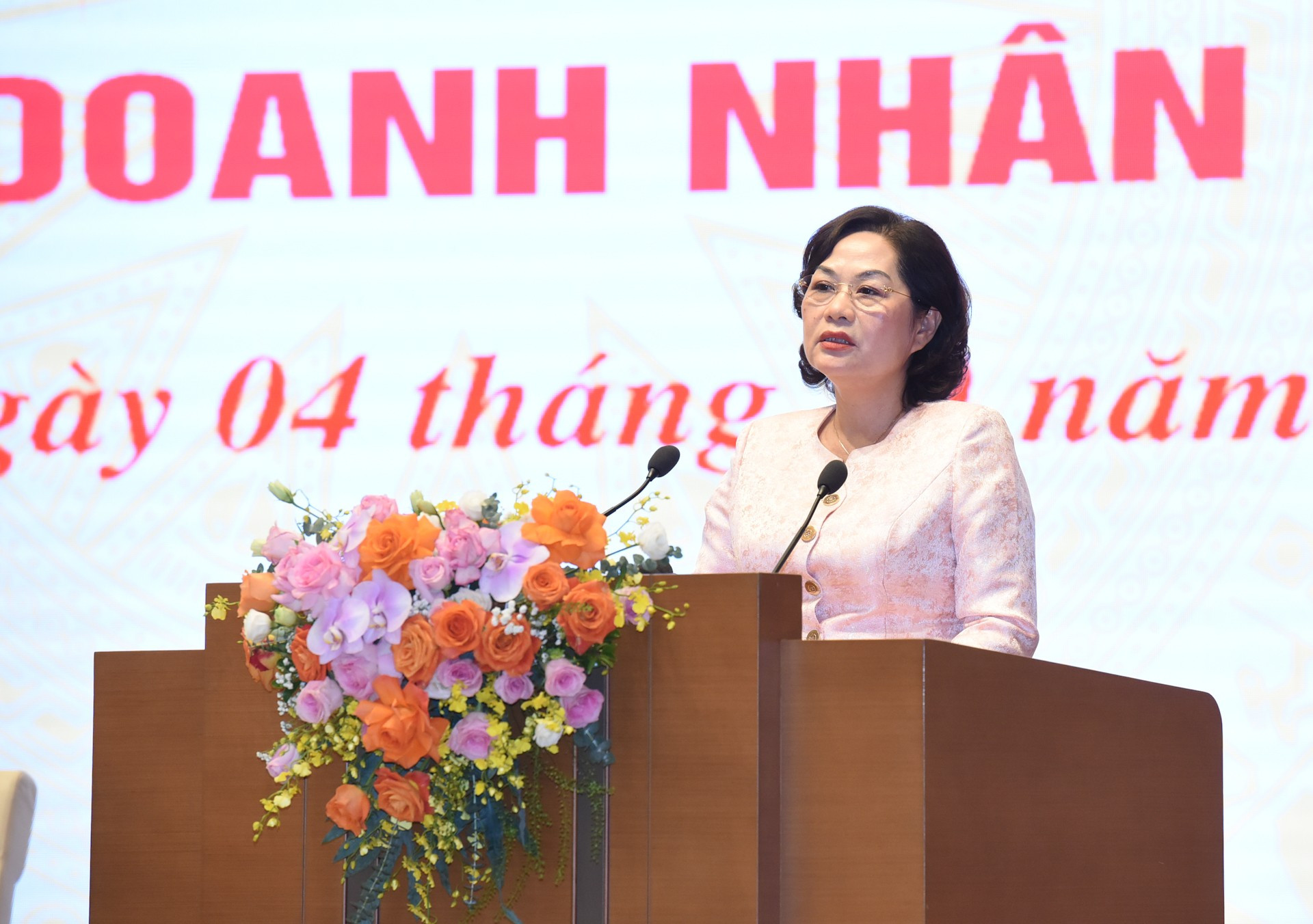 La gobernadora del Banco Estatal de Vietnam, Nguyen Thi Hong, interviene en la cita.