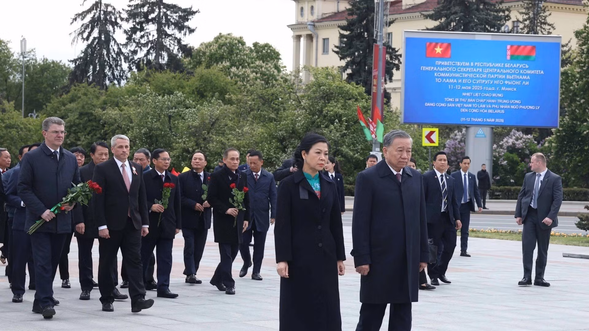 El secretario general del Partido Comunista de Vietnam, To Lam y su esposa, junto con la delegación de alto rango, depositan flores en el Monumento a la Victoria en la capital de Minsk. (Foto: Thong Nhat/VNA)