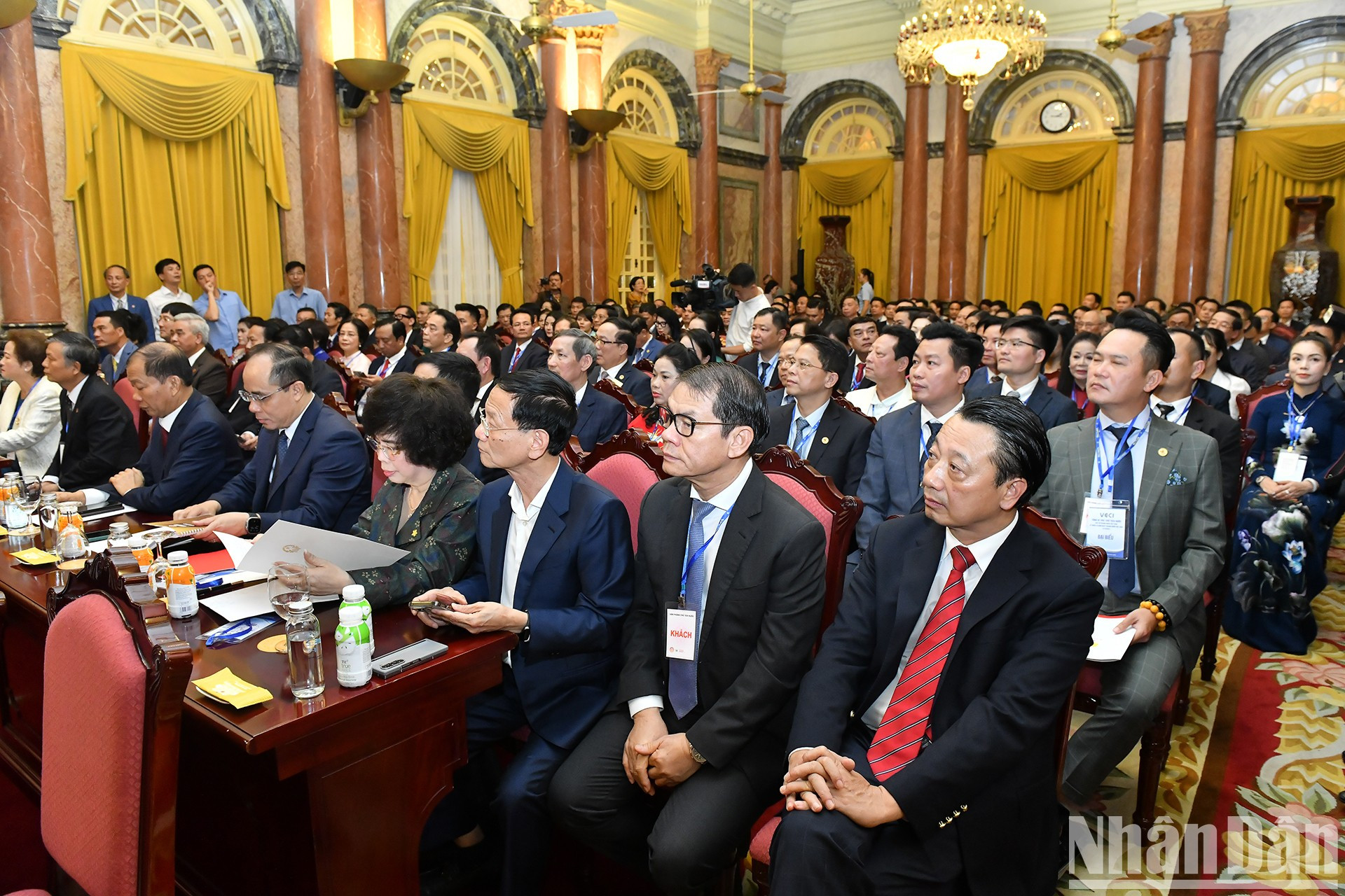 Los delegados asistentes a la reunión.