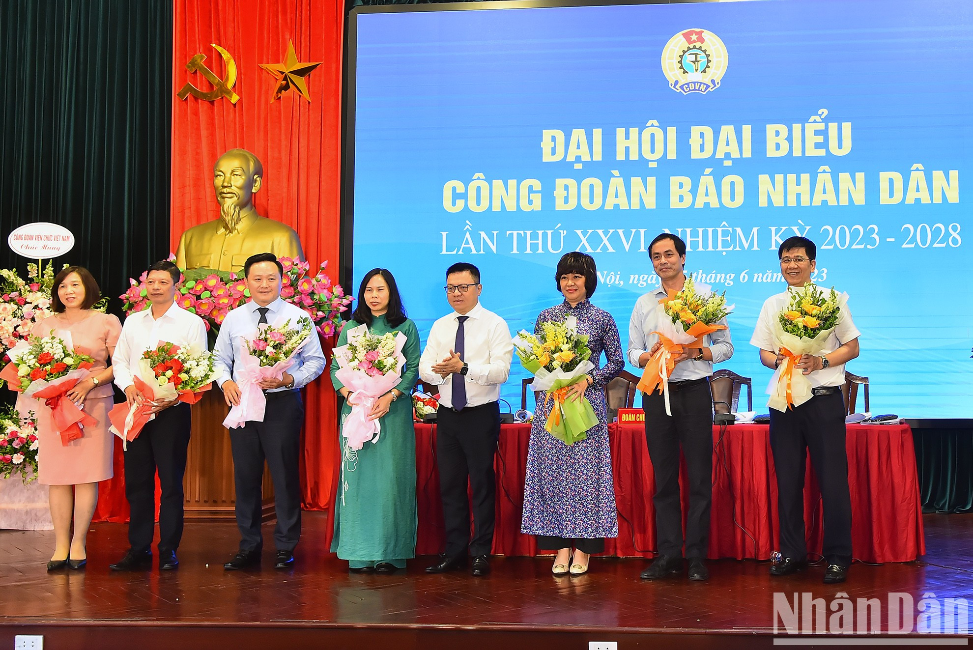 Le Quoc Minh entrega flores para agradecer quienes dejan de formar parte del Comité Ejecutivo de la organización en el nuevo mandato.