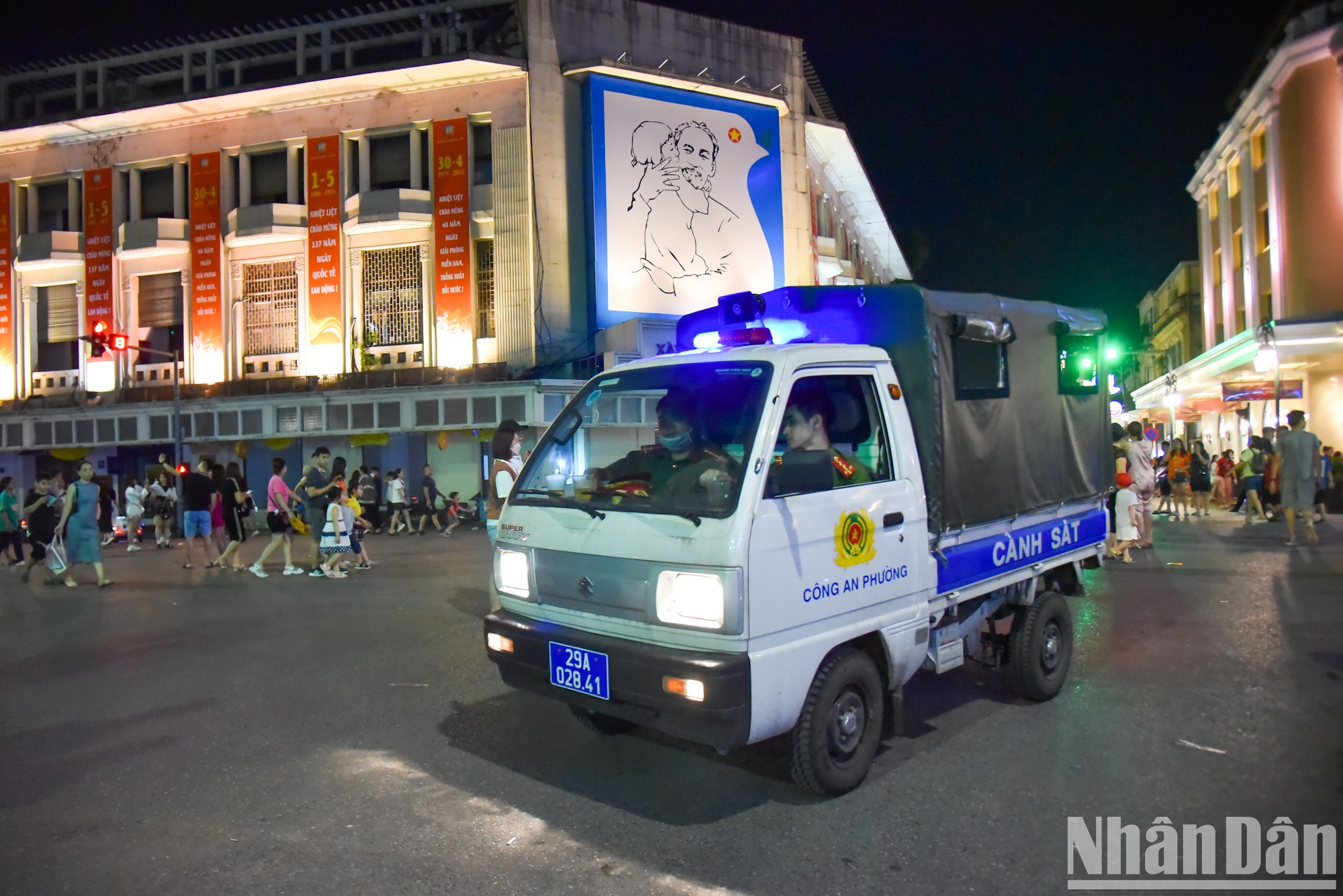 Las fuerzas funcionales patrullan continuamente para garantizar la seguridad y el orden en el lugar. Las fuerzas funcionales patrullan continuamente para garantizar la seguridad y el orden en el lugar.
