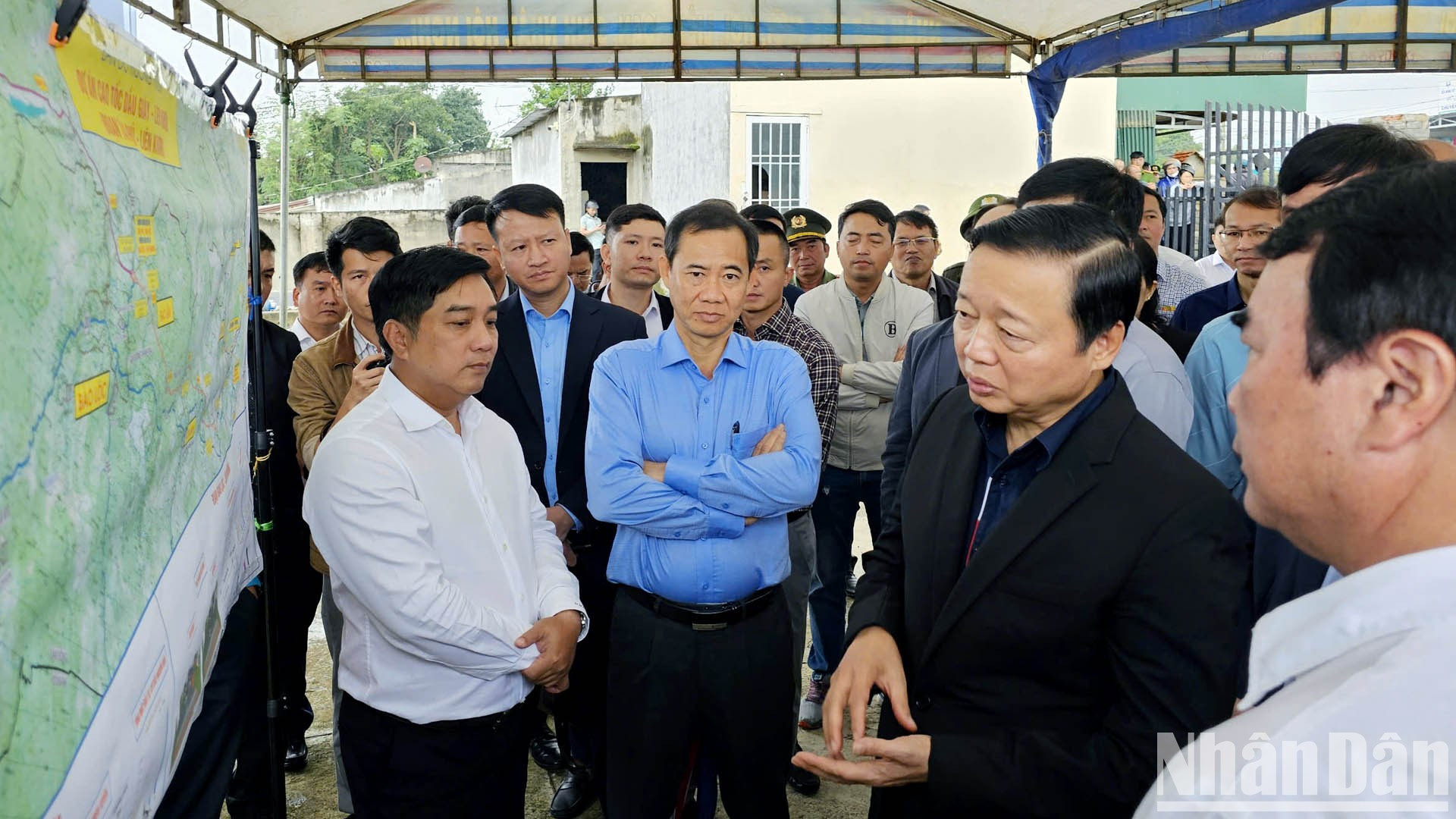 El Viceprimer Ministro Tran Hong Ha da instrucciones sobre la construcción de las autopistas Tan Phu-Bao Loc y Bao Loc-Lien Khuong. El Viceprimer Ministro Tran Hong Ha da instrucciones sobre la construcción de las autopistas Tan Phu-Bao Loc y Bao Loc-Lien Khuong.