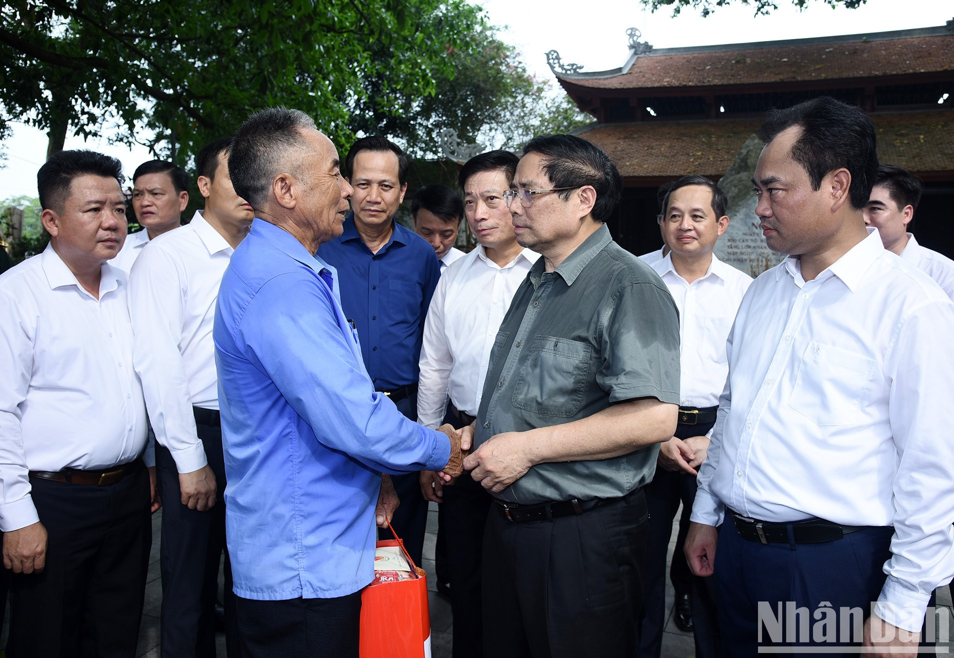 Minh Chinh habla con personas con méritos revolucionarios y familiares de los mártires en la localidad. Minh Chinh habla con personas con méritos revolucionarios y familiares de los mártires en la localidad.