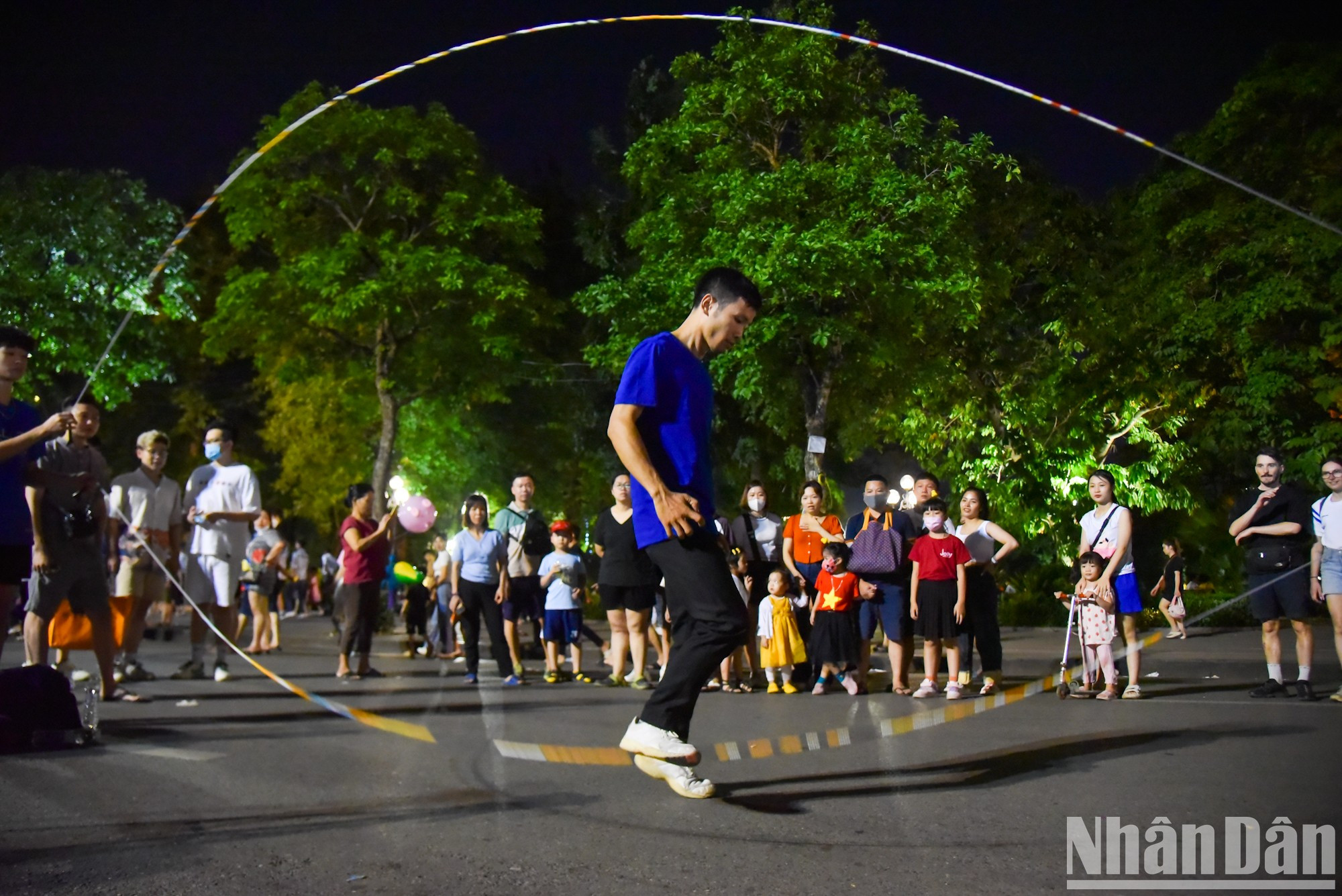 Los jóvenes están muy entusiasmados con los juegos folclóricos. Los jóvenes están muy entusiasmados con los juegos folclóricos.