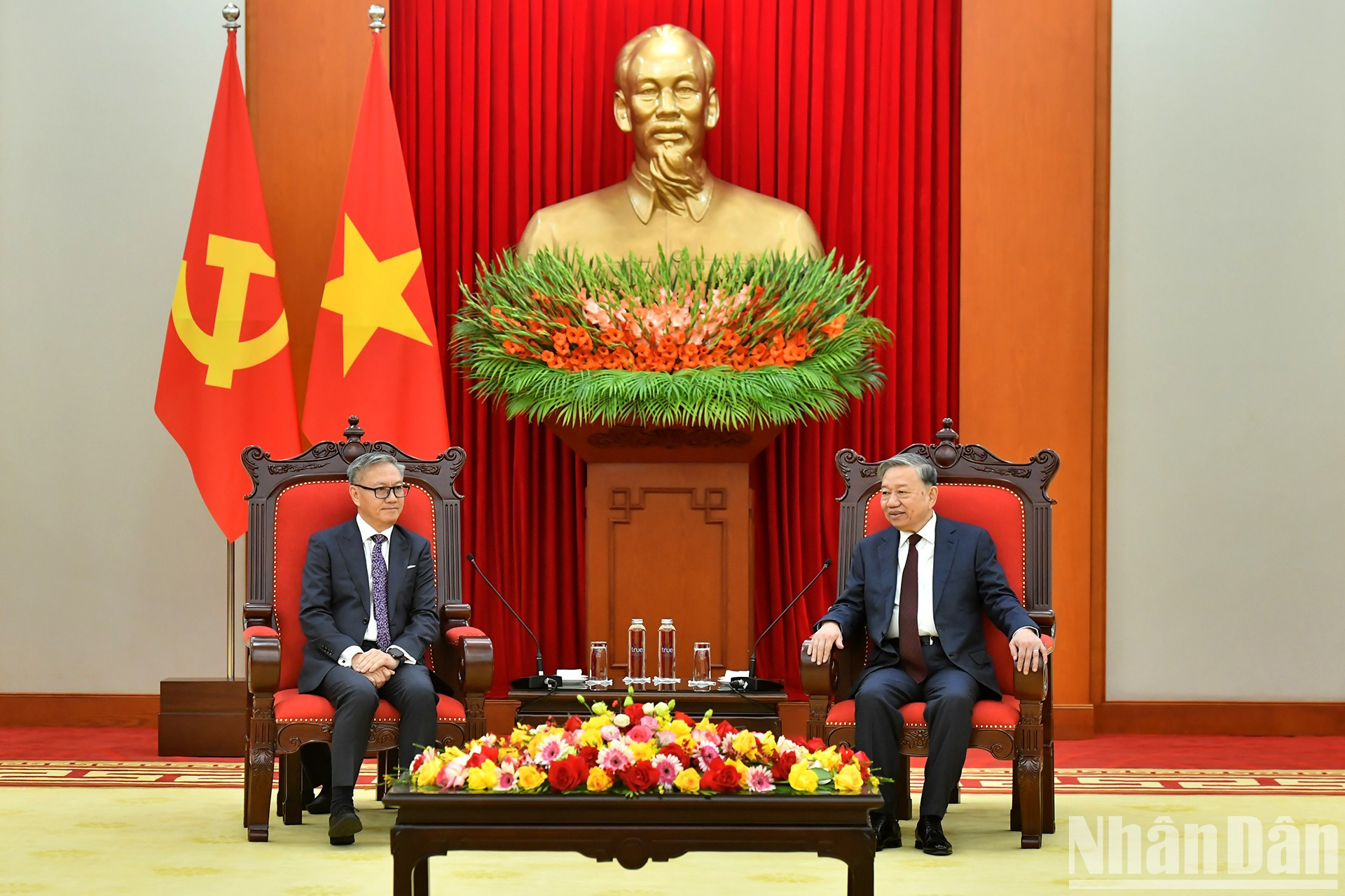 El secretario general del Partido Comunista de Vietnam, To Lam, recibe a Thongsavanh Phomvihane, ministro de Relaciones Exteriores de Laos. El secretario general del Partido Comunista de Vietnam, To Lam, recibe a Thongsavanh Phomvihane, ministro de Relaciones Exteriores de Laos.