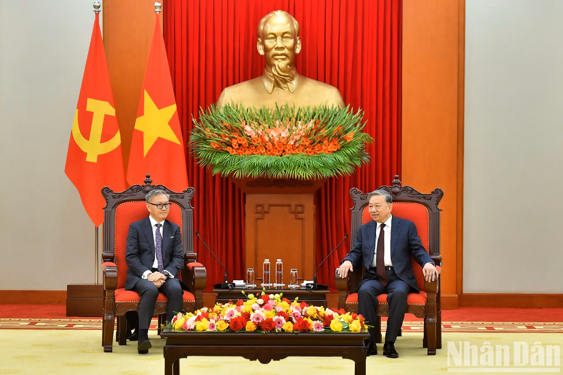 El secretario general del Partido Comunista de Vietnam, To Lam, recibe a Thongsavanh Phomvihane, ministro de Relaciones Exteriores de Laos.