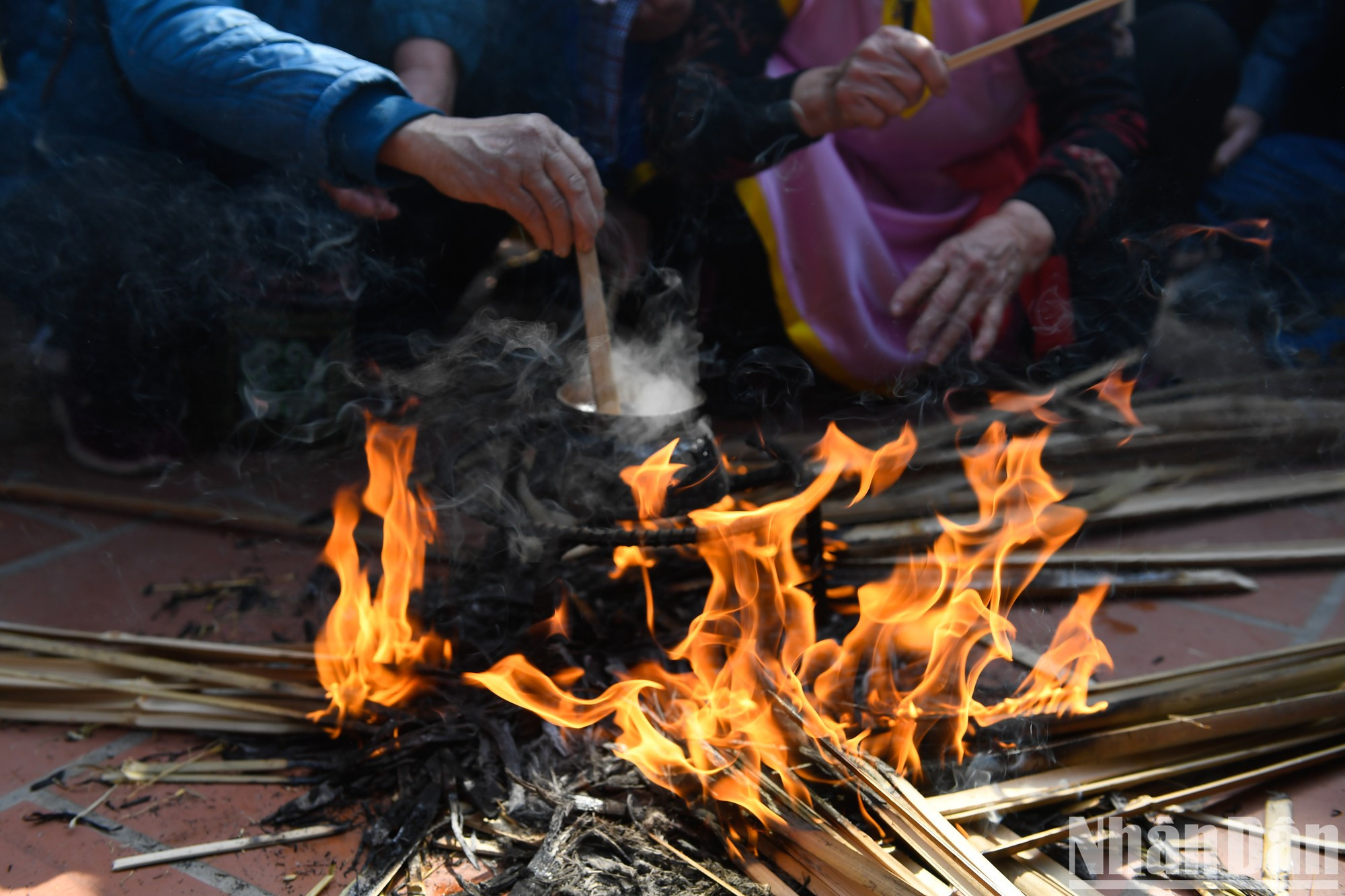 Después llevarán el fuego al área de su equipo para cocinar arroz. Después llevarán el fuego al área de su equipo para cocinar arroz.