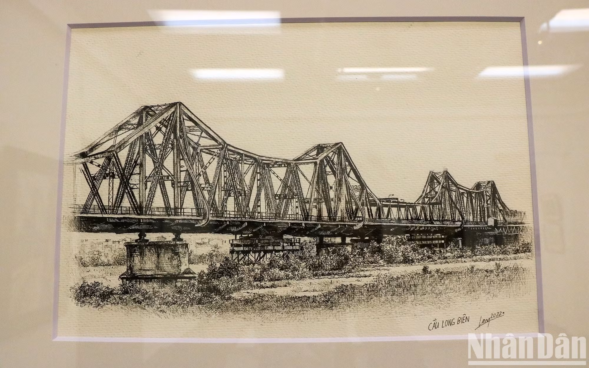 Una pintura del puente Long Bien ejecutada con meticulosidad y sofisticación. Aunque no asistió a ninguna escuela de pintura, las obras de Long causan una fuerte impresión.