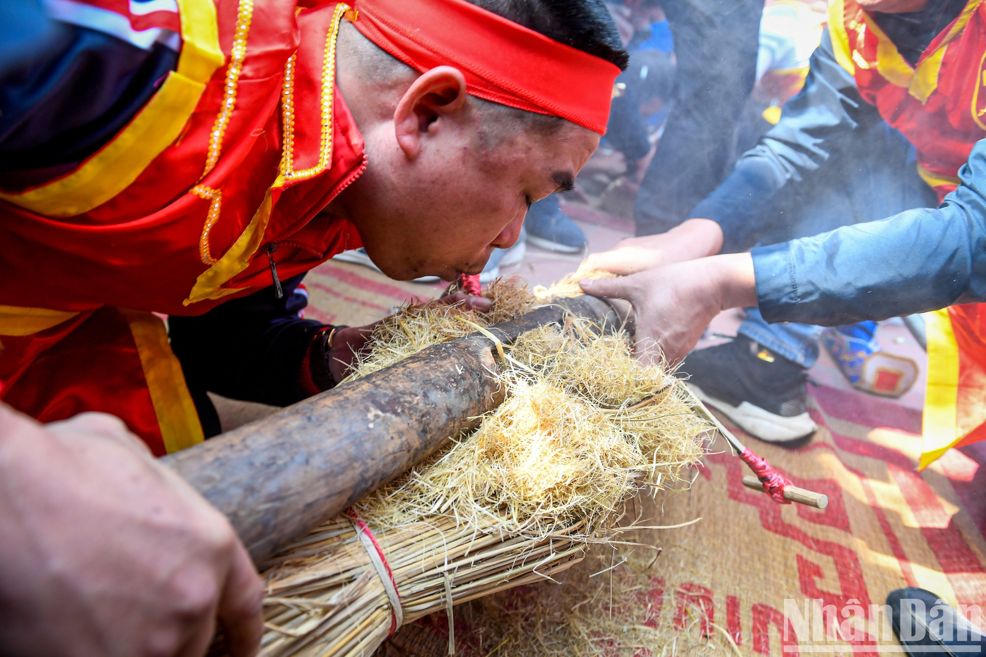Exactamente a las 11 en punto se lleva a cabo el ritual de encender fuego. Cuatro miembros en el equipo frotarán un palo y una pieza de bambú hasta conseguir una brasa con que encenderán paja seca. Exactamente a las 11 en punto se lleva a cabo el ritual de encender fuego. Cuatro miembros en el equipo frotarán un palo y una pieza de bambú hasta conseguir una brasa con que encenderán paja seca.