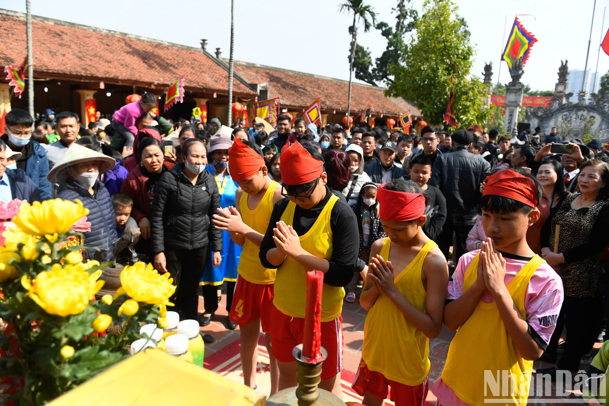 Representantes de los equipos se disponen a buscar agua para cocinar el arroz. Representantes de los equipos se disponen a buscar agua para cocinar el arroz.