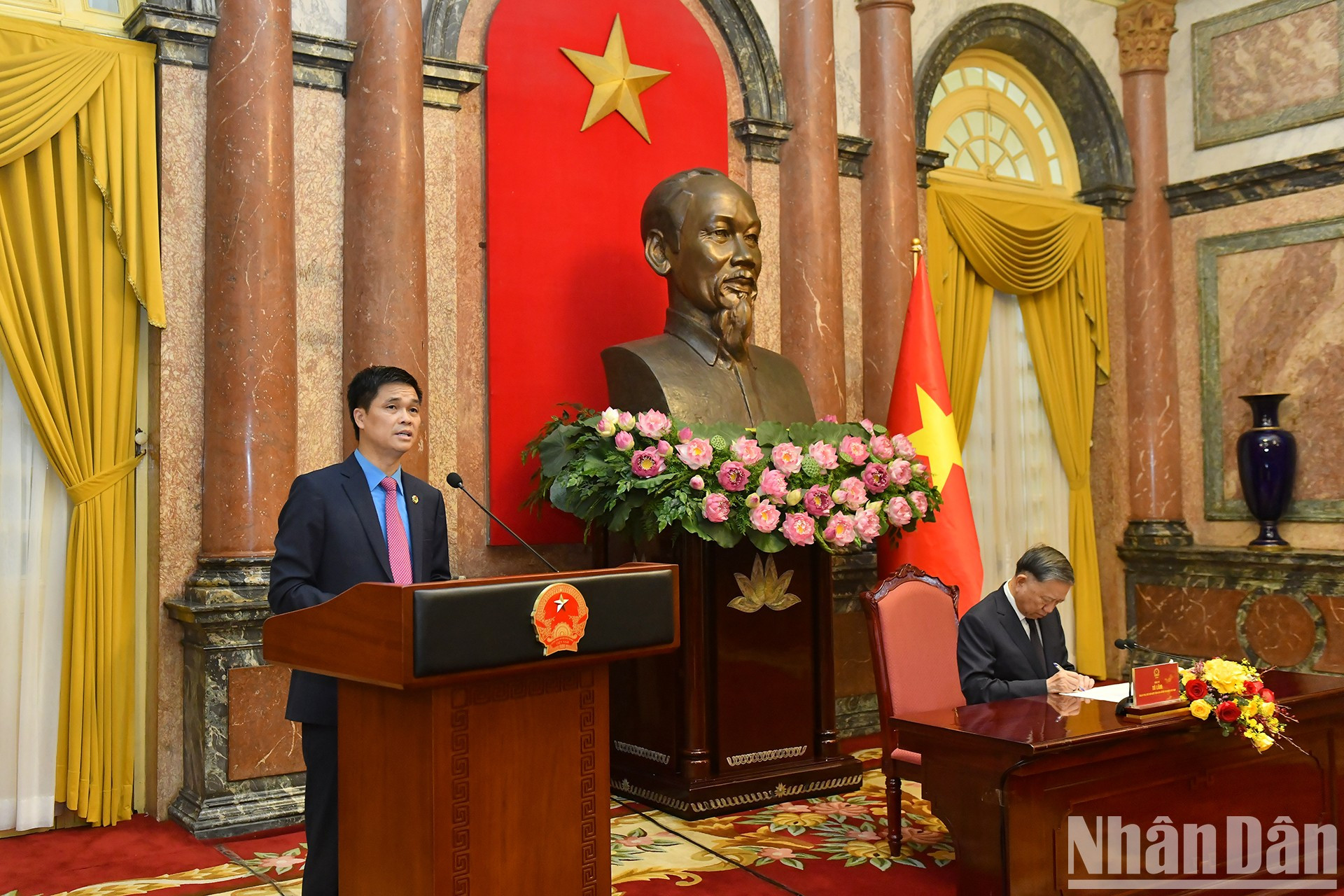 El vicepresidente de la Confederación General del Trabajo de Vietnam, Ngo Duy Hieu, presenta un informe. El vicepresidente de la Confederación General del Trabajo de Vietnam, Ngo Duy Hieu, presenta un informe.