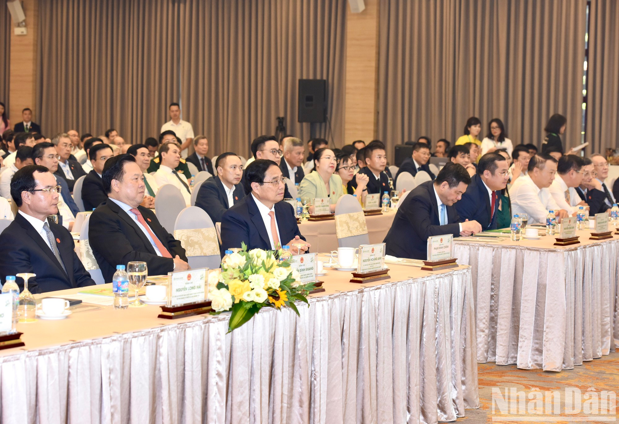 Minh Chinh y los delegados en el acto.