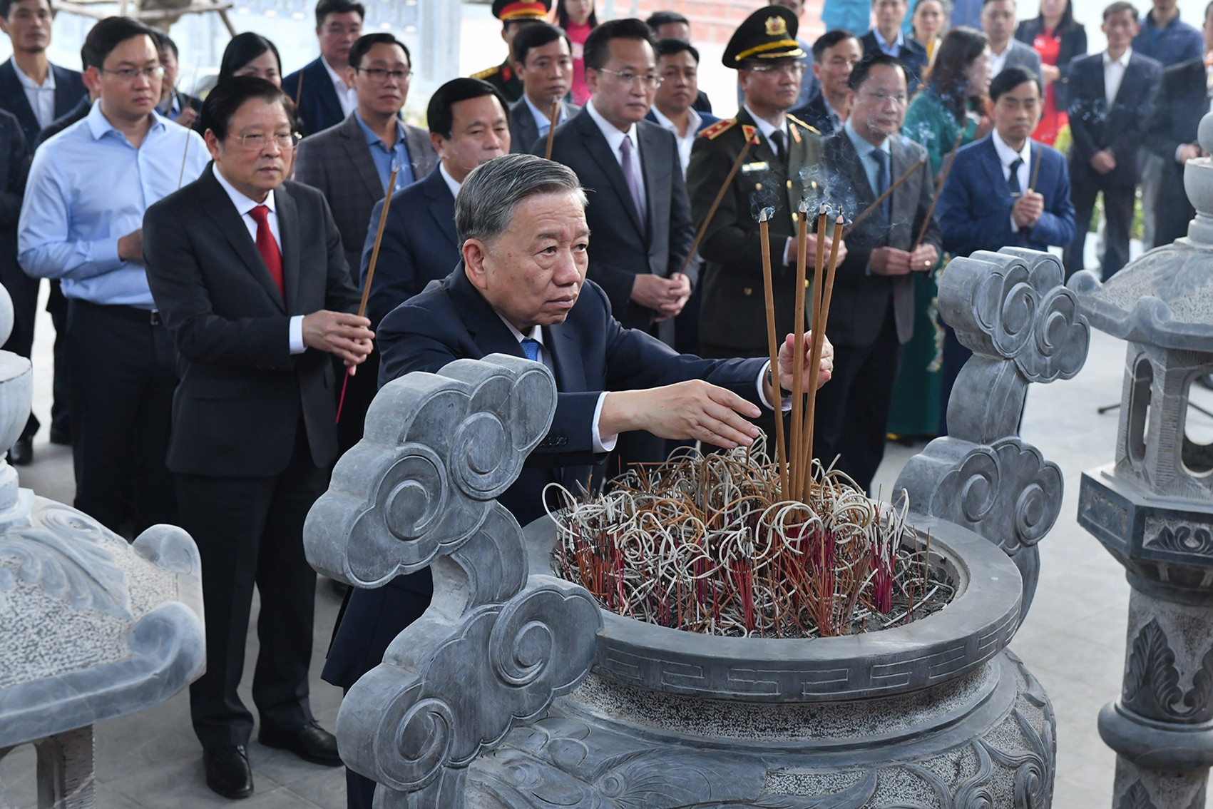 El secretario general del Partido Comunista de Vietnam, To Lam, ofrece inciensos en la casa memorial de Hoang Thi Loan (1868-1901), madre del Presidente Ho Chi Minh.