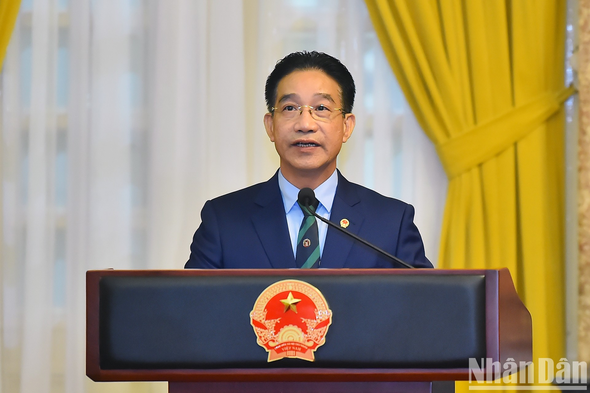 El subjefe de la Oficina Presidencial, Pham Thanh Ha, anuncia la Decisión del presidente vietnamita de ascender el rango militar a teniente general a Le Quang Minh, subjefe del Dirección General de Política del Ejército Popular de la nación.