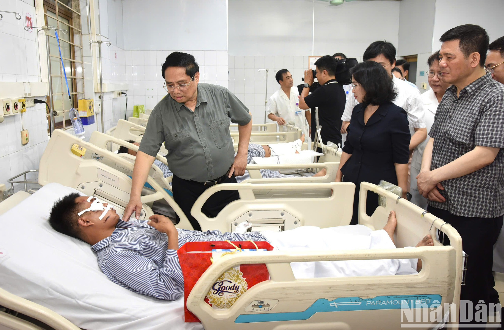 El premier vietnamita visita a los pacientes, que están siendo tratados en el Hospital General de Quang Ninh.