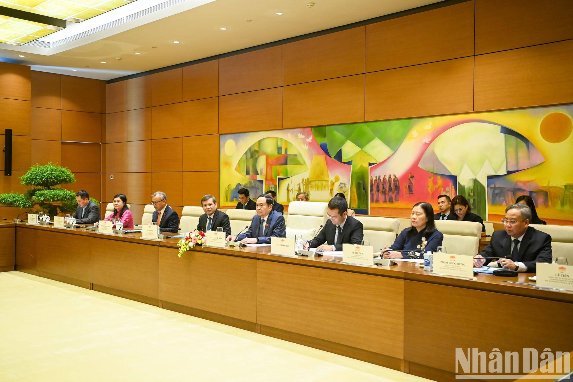 El presidente del Parlamento vietnamita, Tran Thanh Man, y delegados vietnamitas.