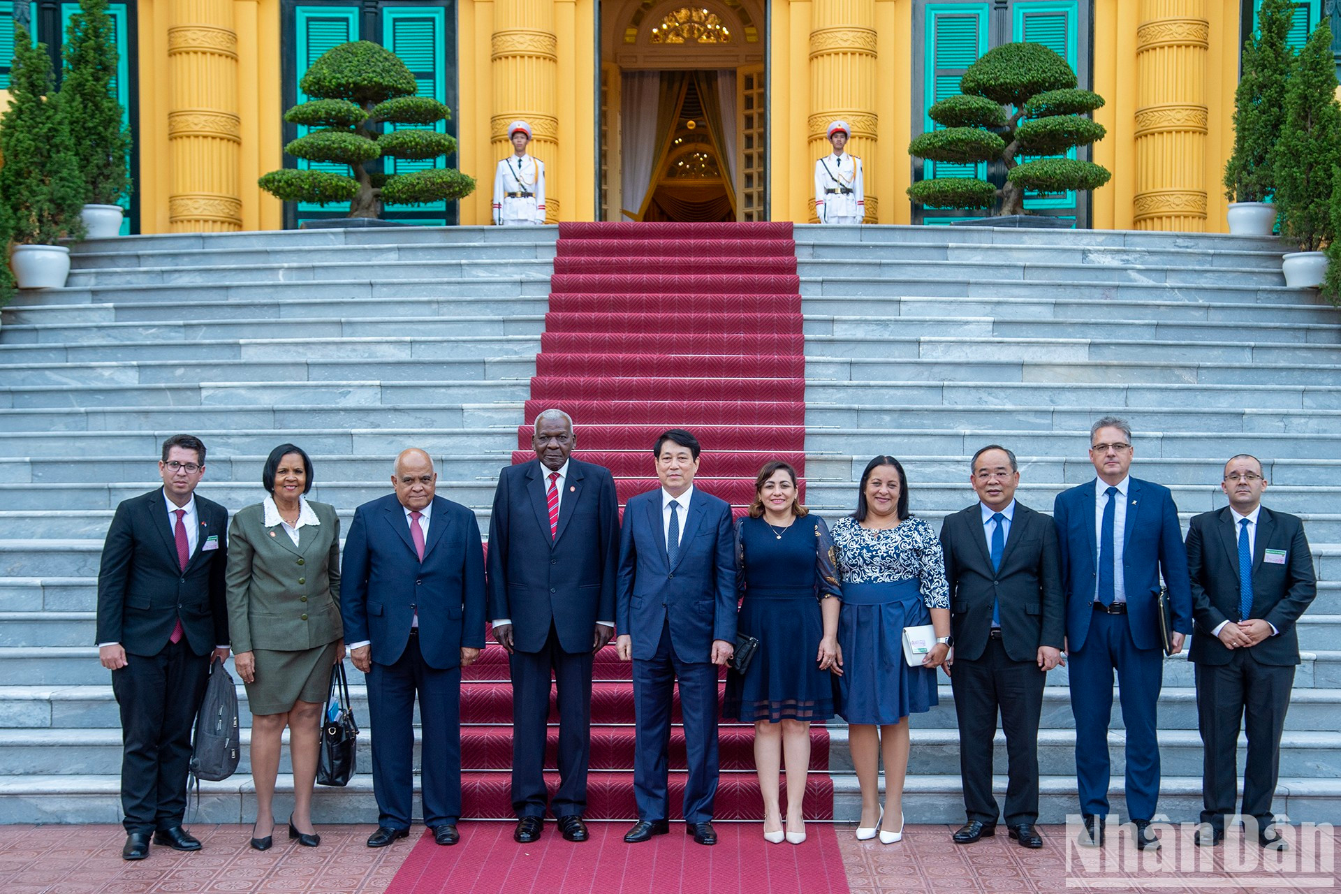 El jefe de Estado vietnamita, Luong Cuong, el presidente de la Asamblea Nacional de Cuba, Esteban Lazo Hernández, y delegados en el acto.