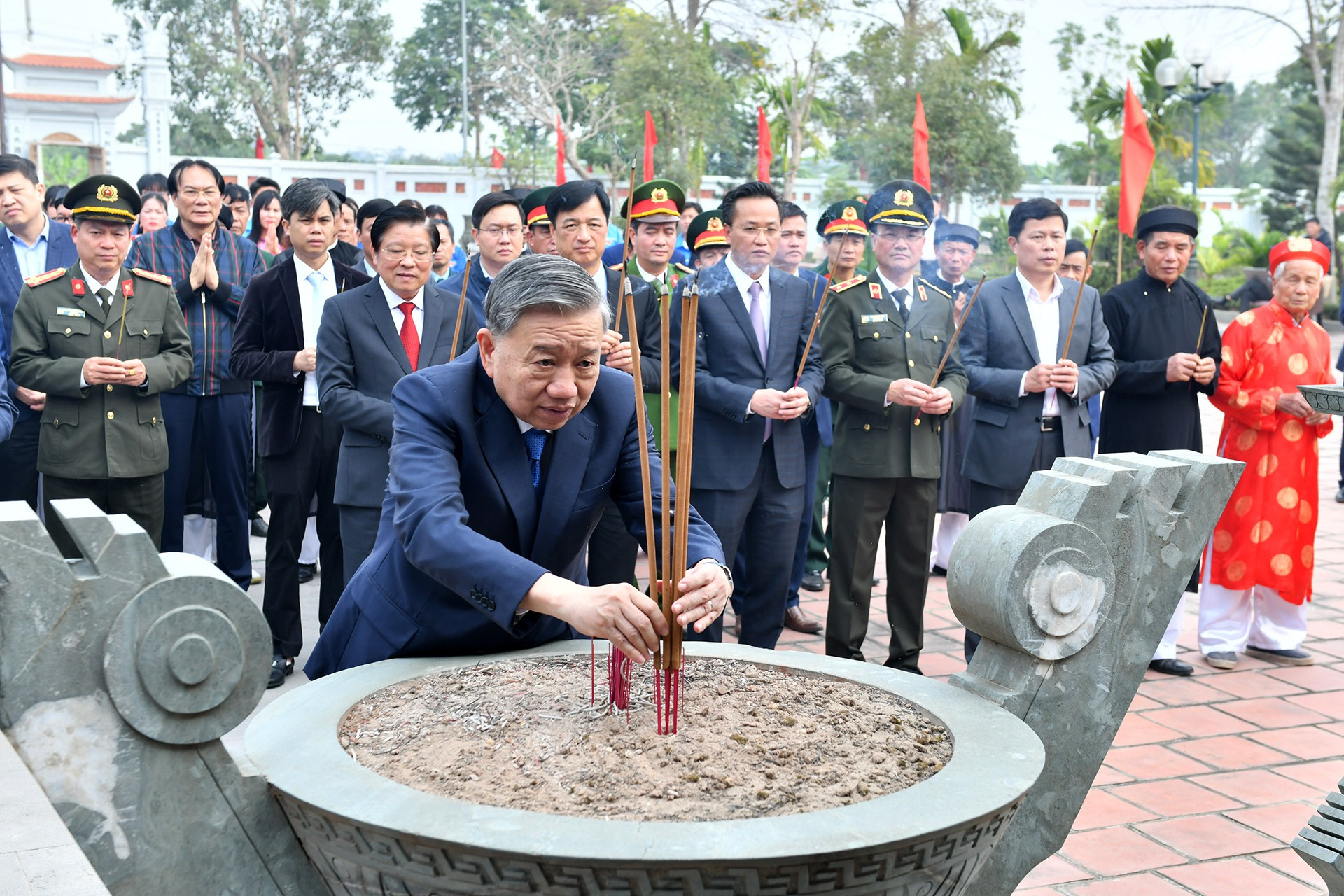 El secretario general del Partido Comunista de Vietnam, To Lam, ofrece incienso en el templo Trieu Viet Vuong, dedicado al monarca vietnamita del siglo VI.