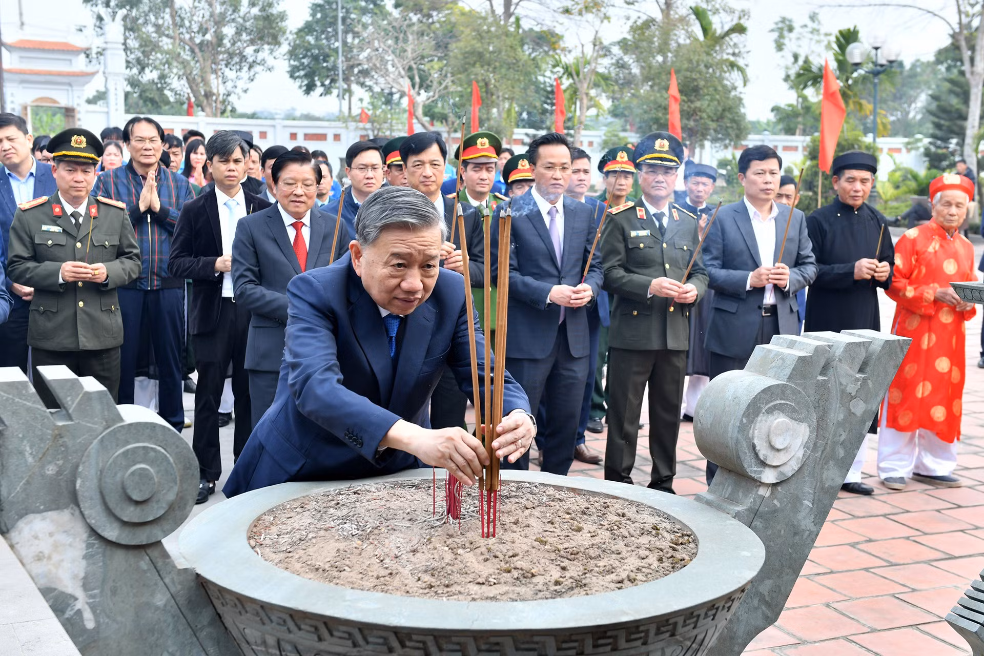 El secretario general del Partido Comunista de Vietnam, To Lam, ofrece incienso en el templo Trieu Viet Vuong, dedicado al monarca vietnamita del siglo VI.