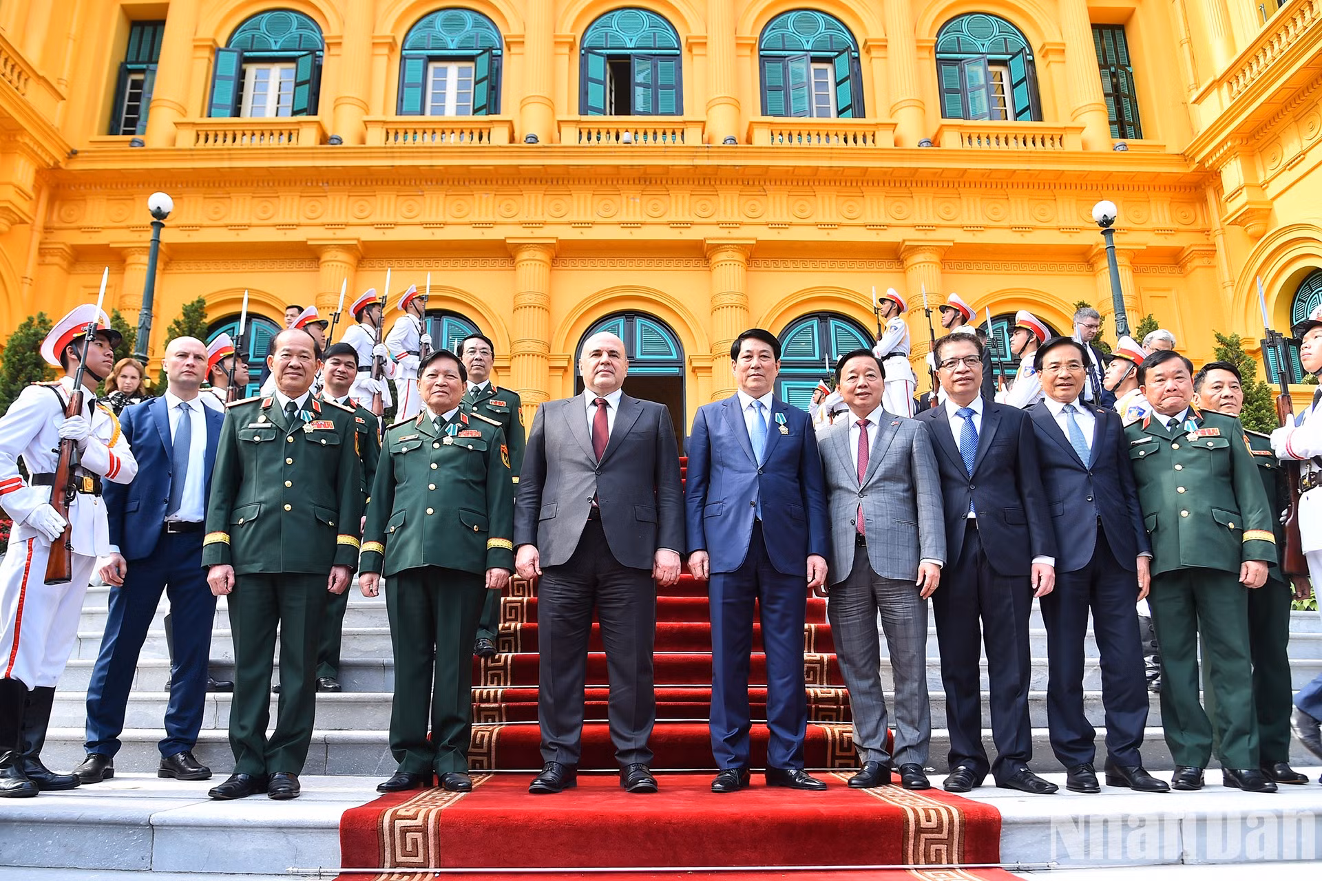 El presidente vietnamita, Luong Cuong y el primer ministro ruso, Mijail Vladimirovich Mishustin, y los delegados en la ceremonia.