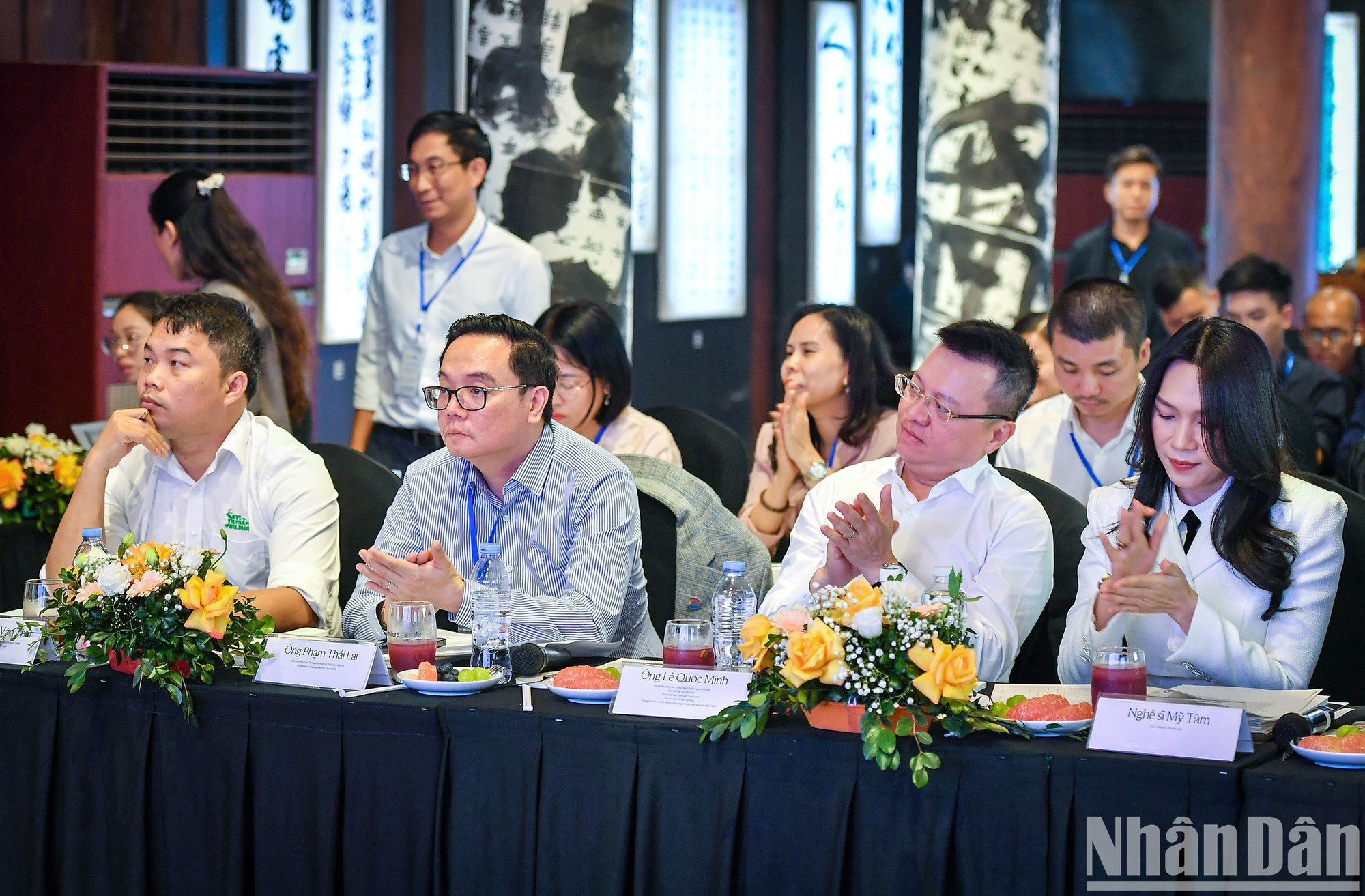 Los miembros del jurado expresan su interés por las iniciativas.