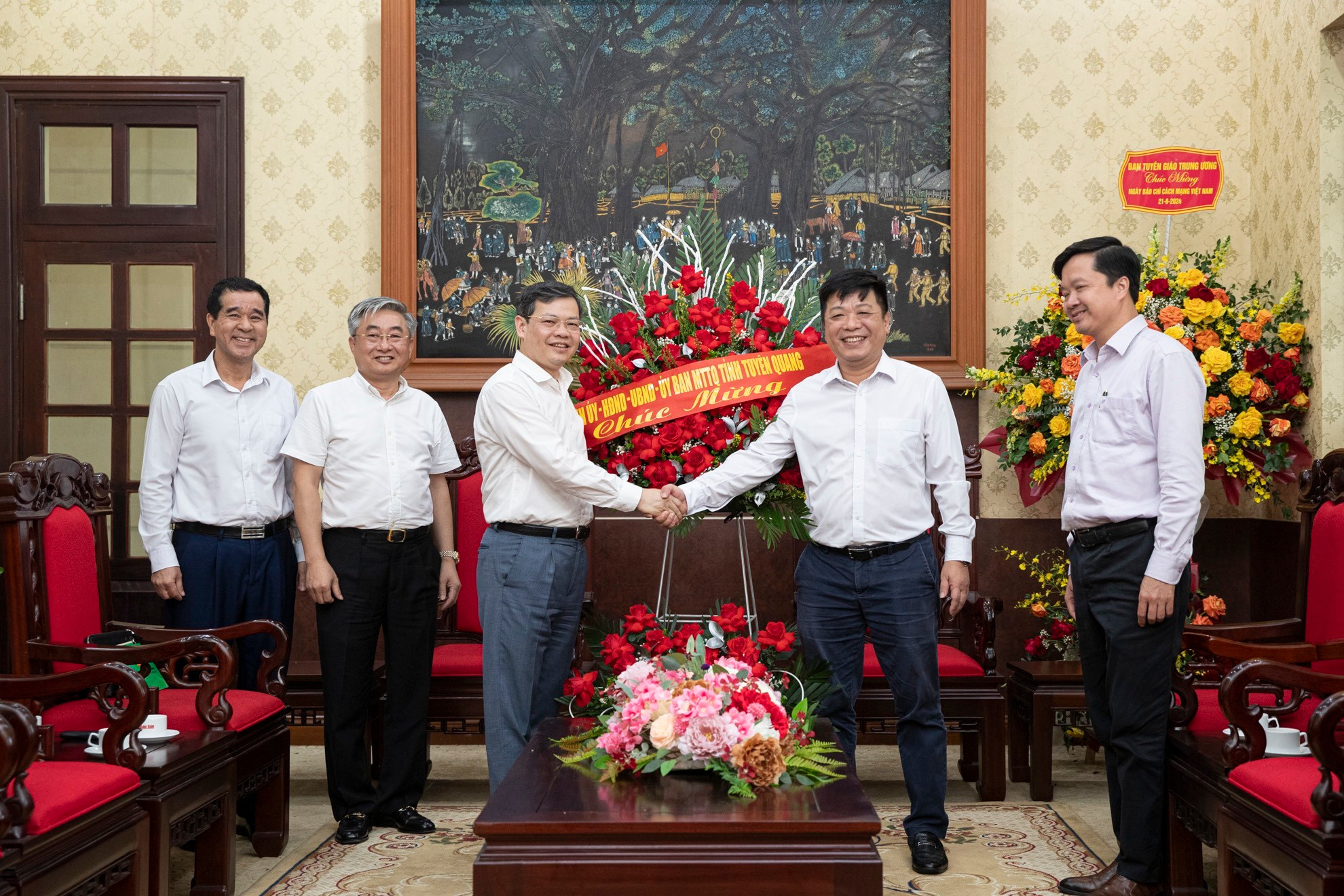 [Foto] Entidades visitan y felicitan al periódico Nhan Dan por Día de Prensa Revolucionaria