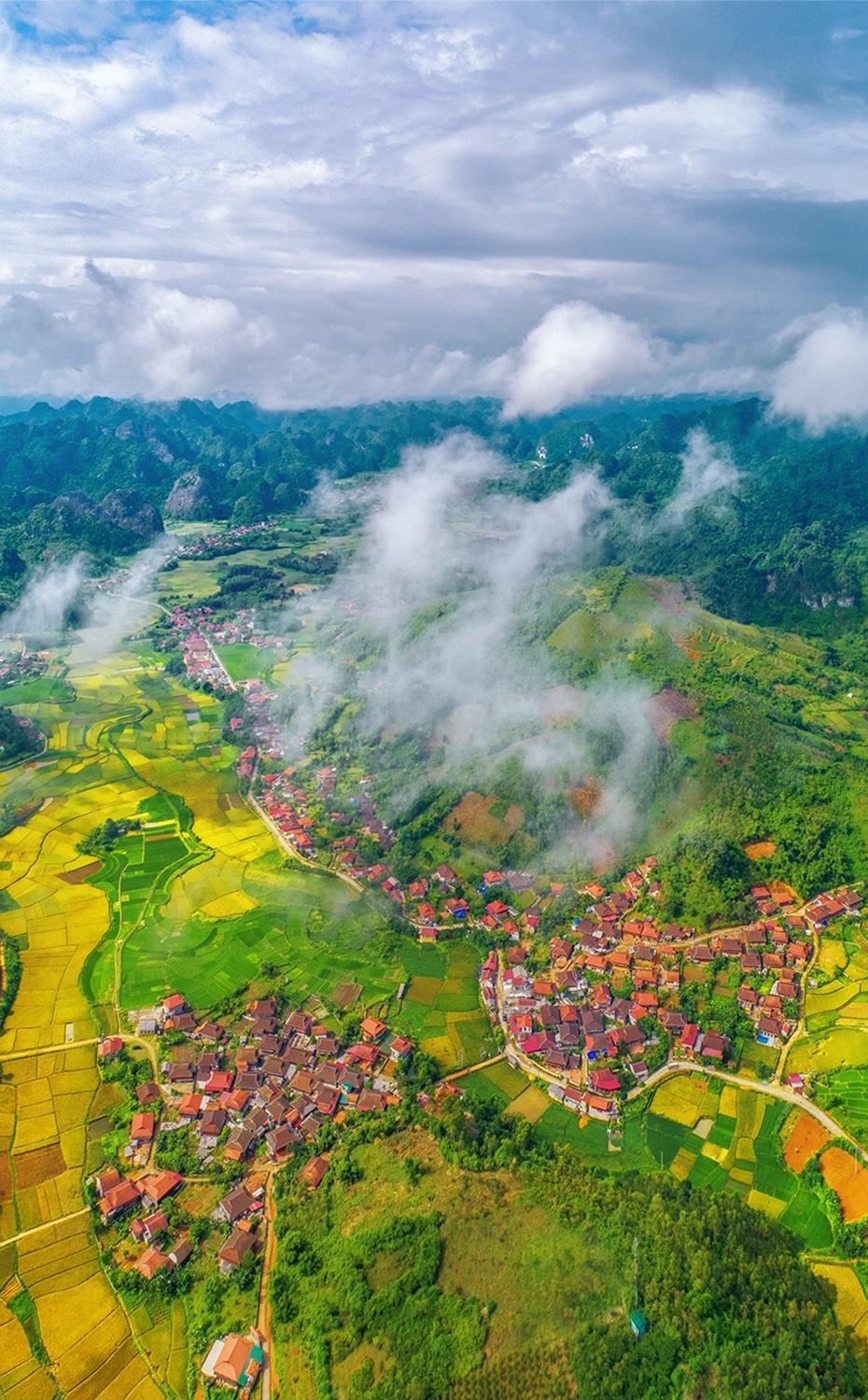 La aldea de ecoturismo comunitario de la comuna de Huu Lien, distrito de Huu Lung, está ubicada en el suroeste de la provincia de Lang Son, rodeada de montañas de piedra caliza y pintorescos campos de arroz.