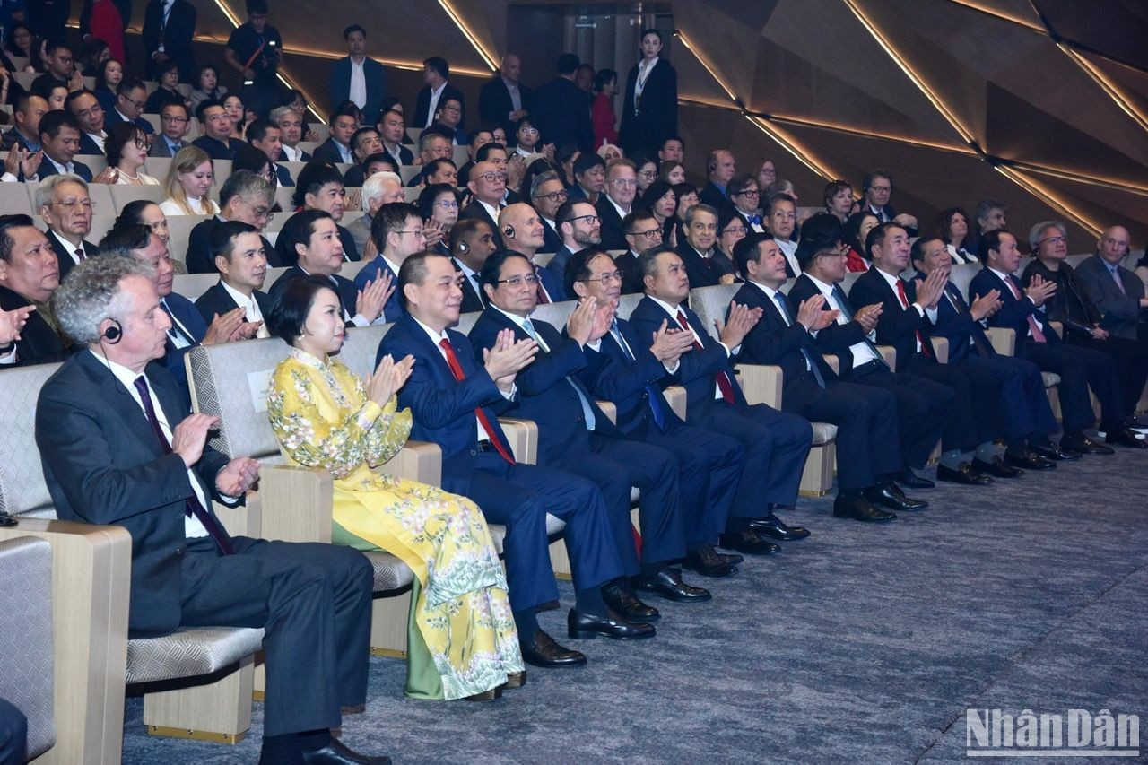 El premier vietnamita, Pham Minh Chinh, y dirigentes del Partido y del Estado en el acto.