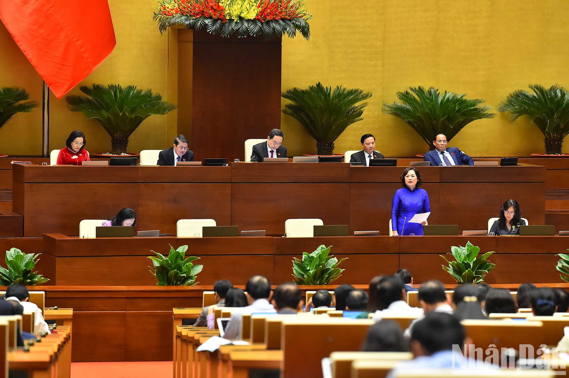 La gobernadora del Banco Estatal de Vietnam, Nguyen Thi Hong, responde a las preguntas de los diputados.