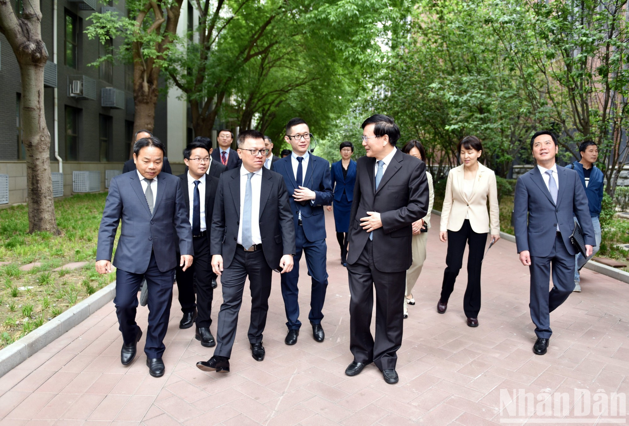 Delegados vietnamitas y chinas visitan el campus de la redacción.