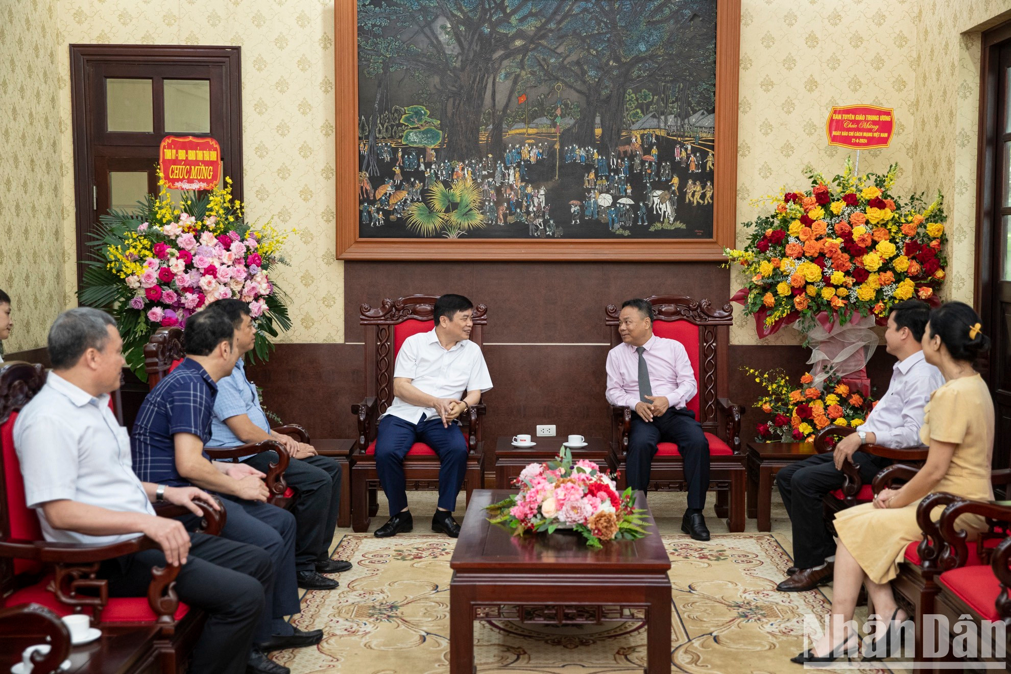 Pham Van Nghiem, vicepresidente del Comité Popular de la provincia de Thai Binh, felicita a los dirigentes, reporteros y editores de Nhan Dan.