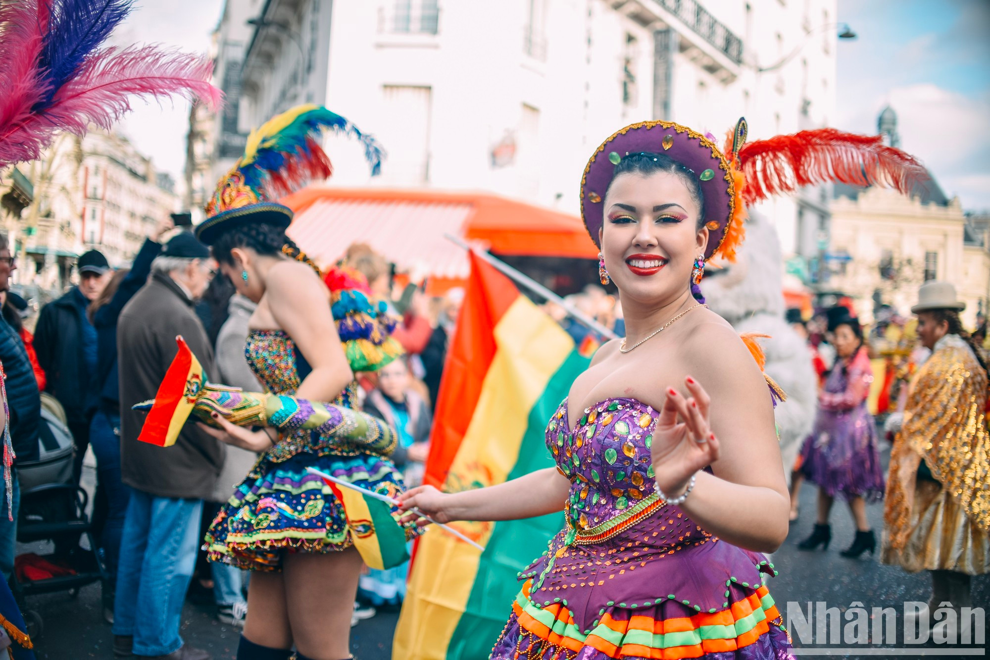 Las calles se animan con las bulliciosas melodías del Caribe y los bailes tradicionales de quienes viven cerca de la cordillera de los Andes en América del Sur. Las calles se animan con las bulliciosas melodías del Caribe y los bailes tradicionales de quienes viven cerca de la cordillera de los Andes en América del Sur.
