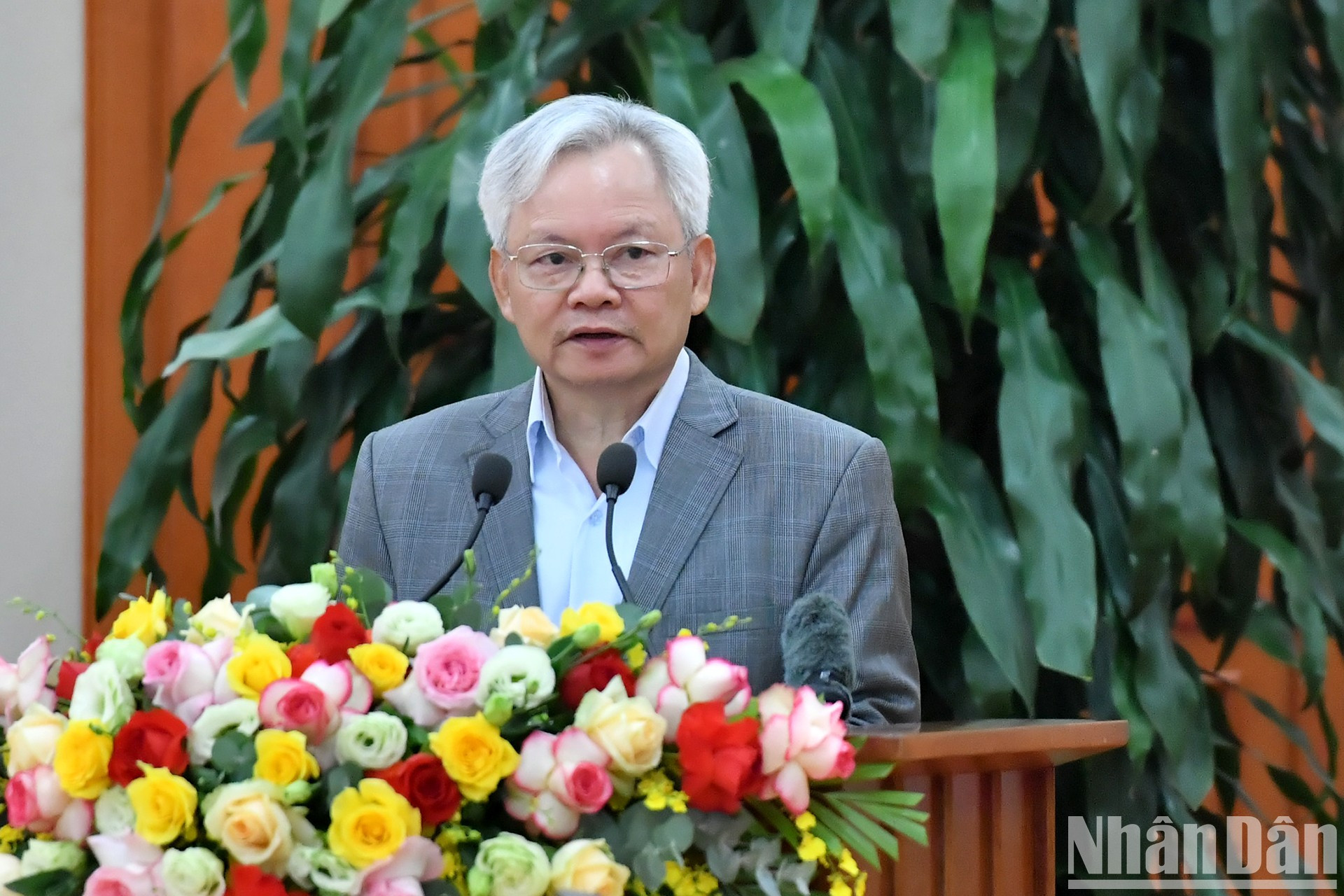 El vicepresidente del Consejo Teórico del Comité Central del PCV, Ta Ngoc Tan, presenta el informe en la reunión.