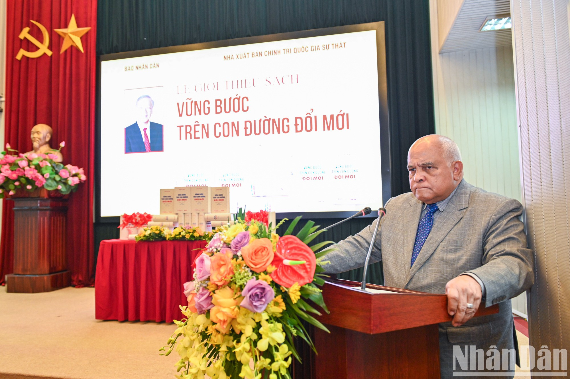 El embajador de Cuba en Vietnam, Orlando Nicolás Hernández Guillén, destaca el significado de la serie de libros, así como la contribución del difunto líder al desarrollo de las relaciones entre Vietnam y Cuba y otros países de América Latina.